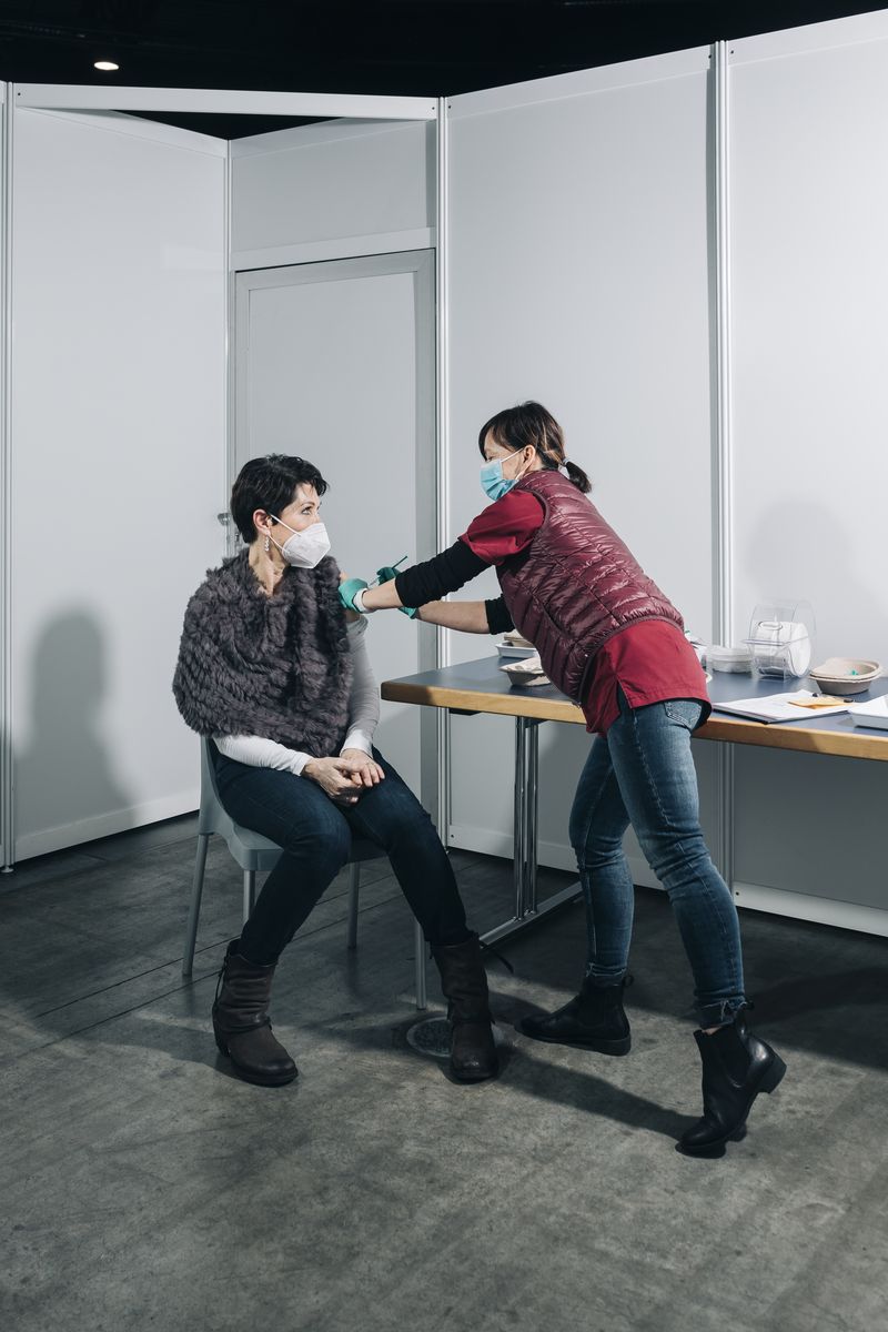 © Rafael Heygster - Diana K. works as a nurse and gets vaccinated by vaccination centre staff member Claudia C. in Zwickau.