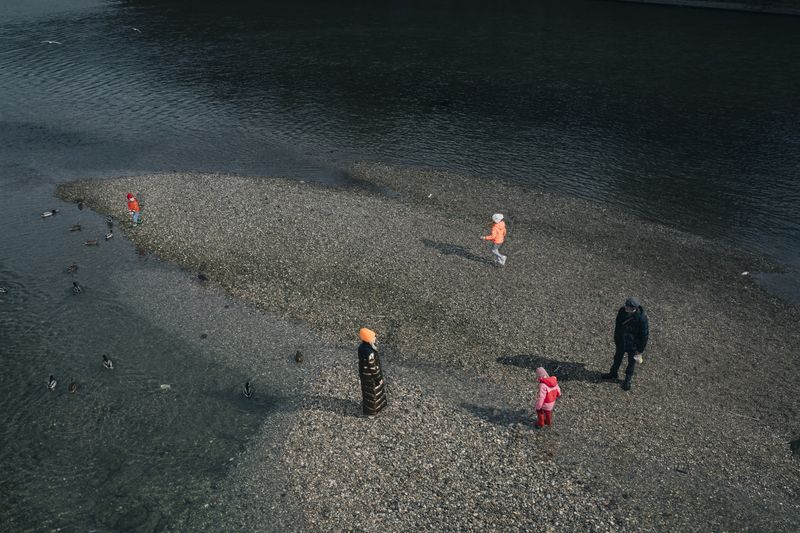 © Rafael Heygster - Families take a walk to the Isar (river) one day before Christmas Eve