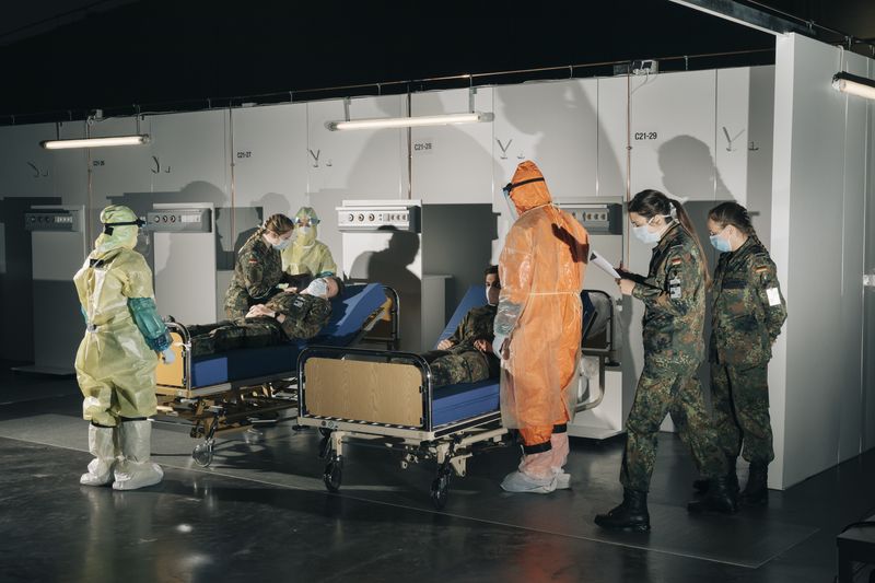 © Rafael Heygster - Trainee officers of the Bundeswehr practice in April in a makeshift hospital how to deal with coronapatients.