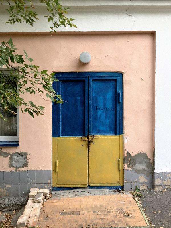 © Olga Permiakova - Image from the Capri blue / Traffic yellow photography project