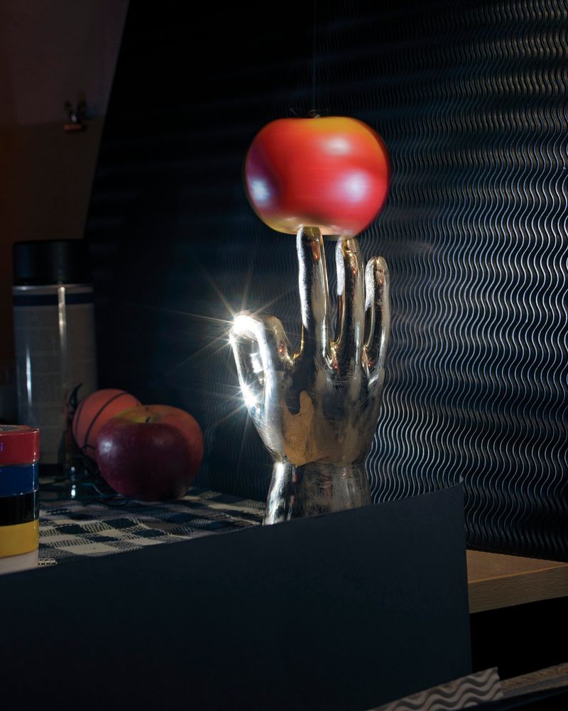 © Guilherme Gerais - Hand Balancing An Apple, 2018