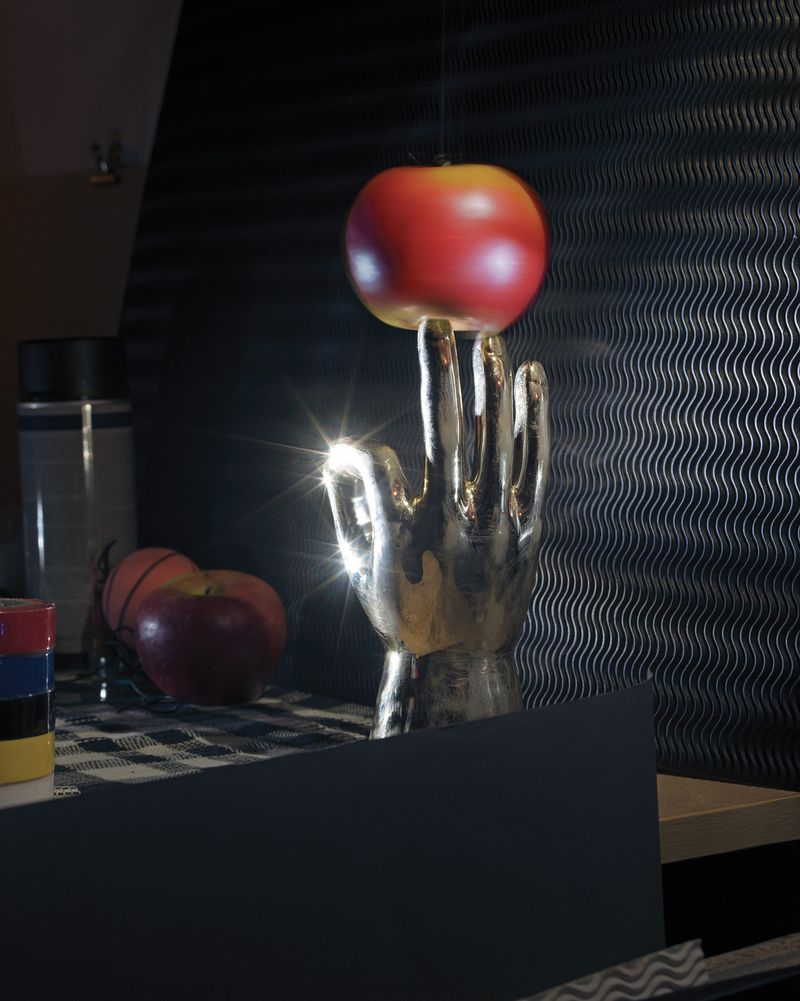 © Guilherme Gerais - Hand Balancing An Apple, 2018
