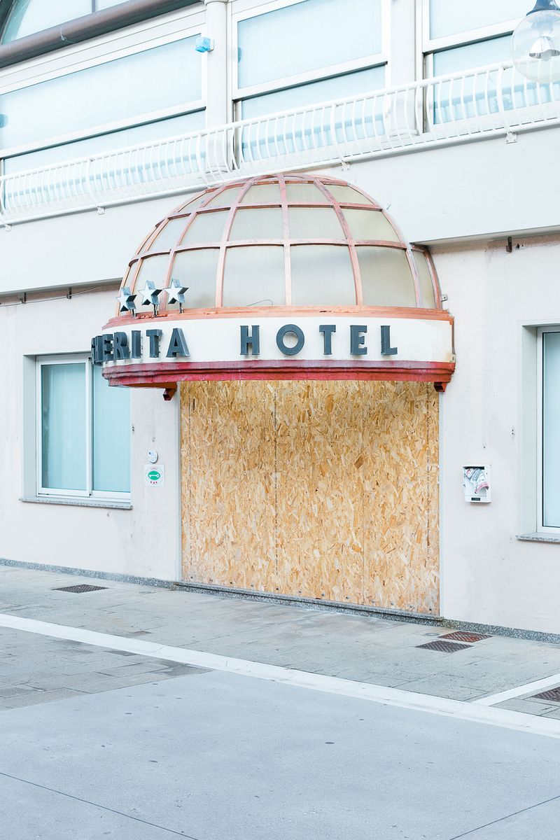 © elba collective - Image from the Frozen Rooms photography project