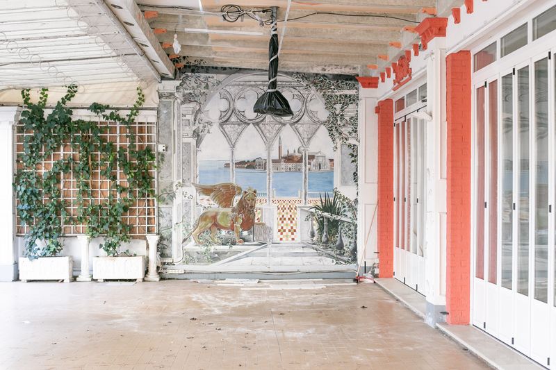 © elba collective - Image from the Frozen Rooms photography project