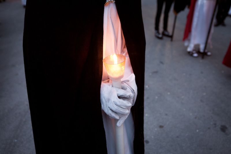 © Antonio Sansica - A component of the procession has stopped for a short break during the evening, still many hours ahead.