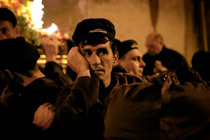 © Antonio Sansica - In the very early morning, men rest in the heart of the old town centre, this is the most suggestive part of the procession.