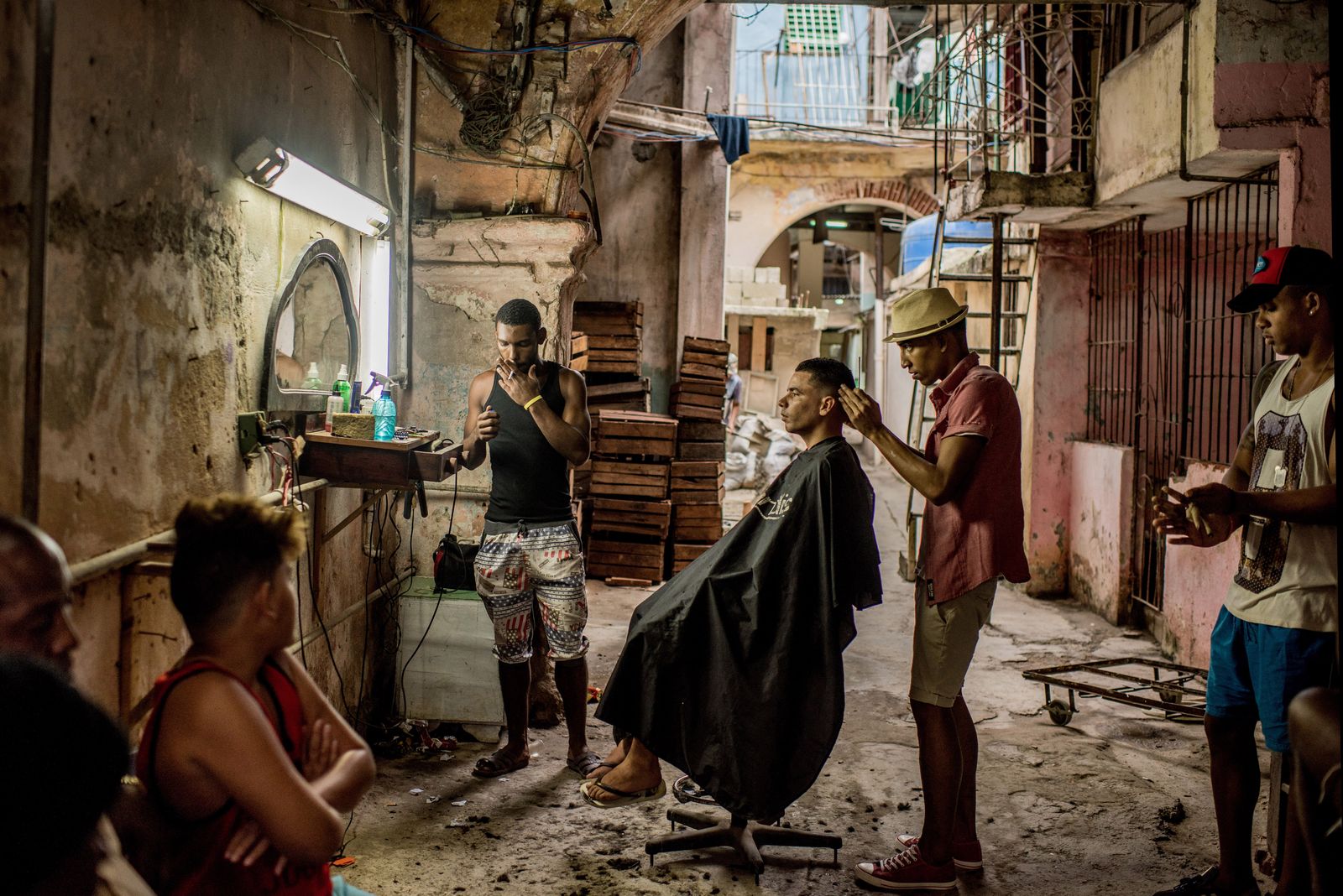 © Tomas Munita (1st Prize Daily Life Story) - A weathered barber shop in Old Havana, Cuba.