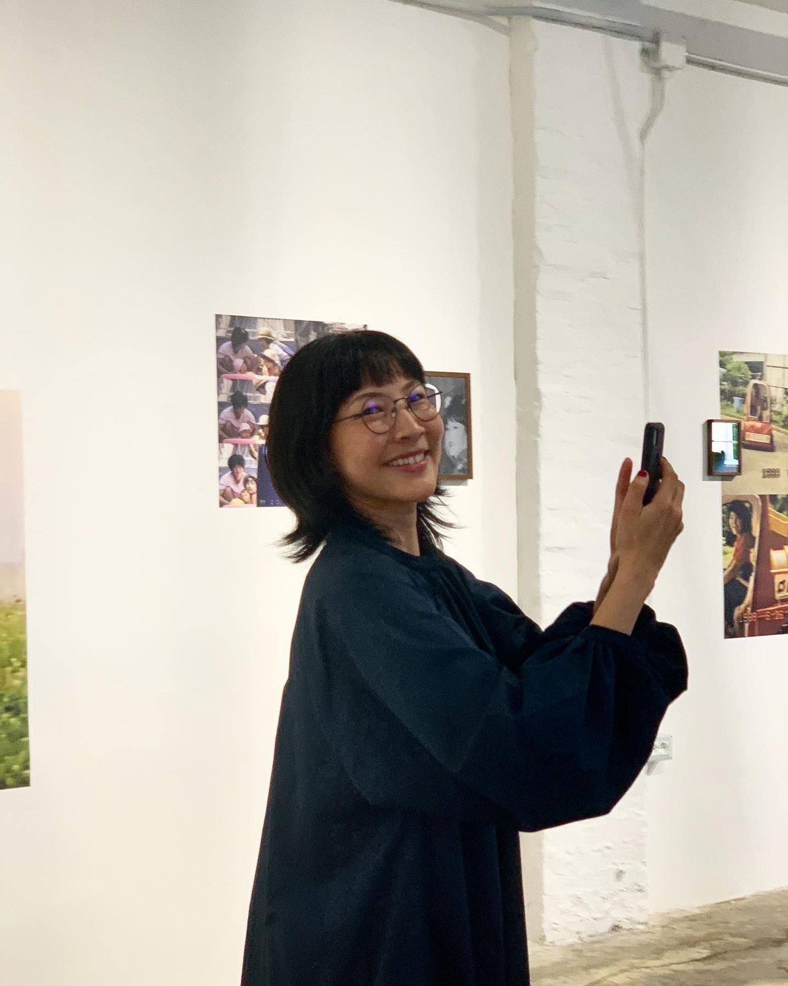 Sayuri Ichida showing the exhibition to her sister during © PhMuseum