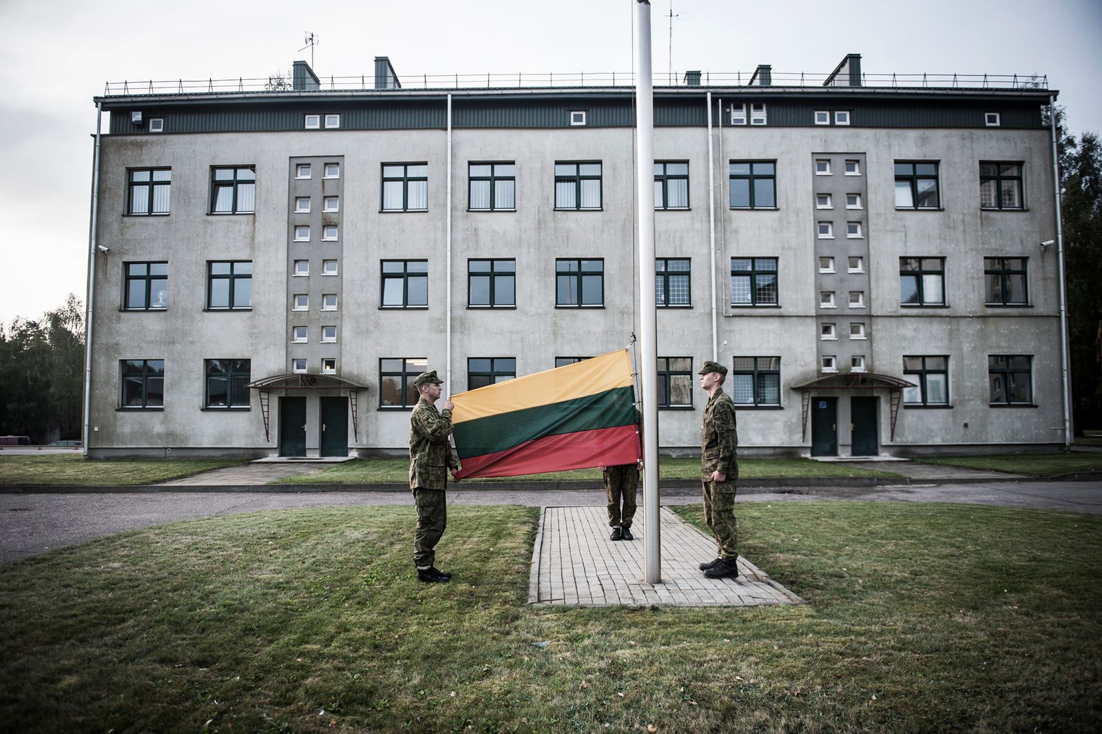 © Mattia Vacca - Soldiers raise the Lithuanian flag inside Rukla’s base.
