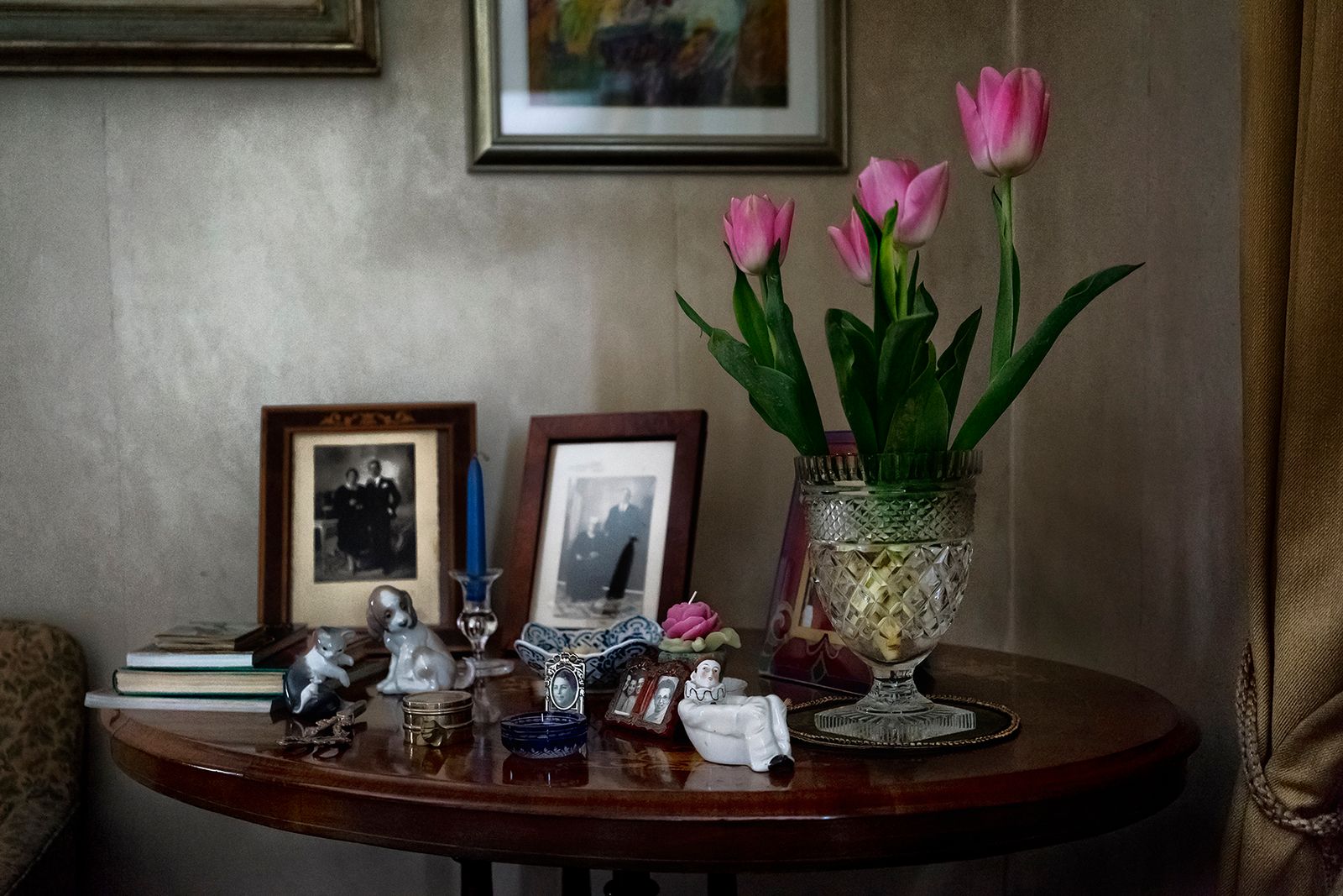 © Simona Bonanno - Home interior with vase and decorations.
