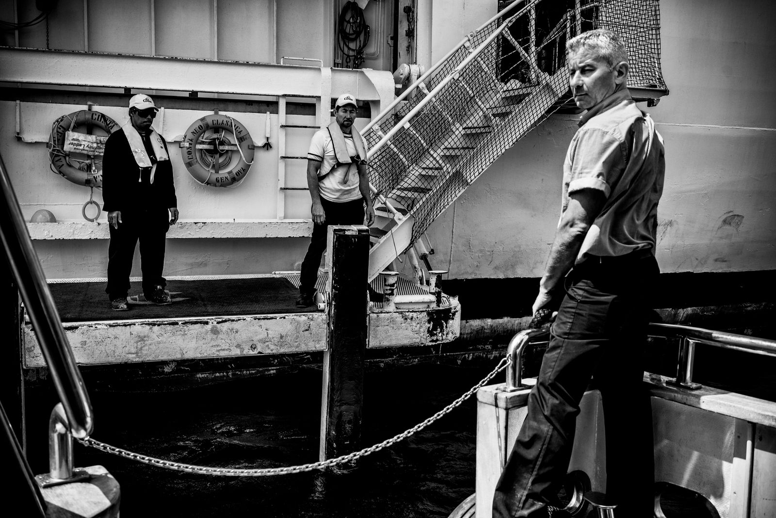 © Simona Bonanno - Sailors during the docking operations between the tender and the cruise ship. Mykonos, Greece 2017