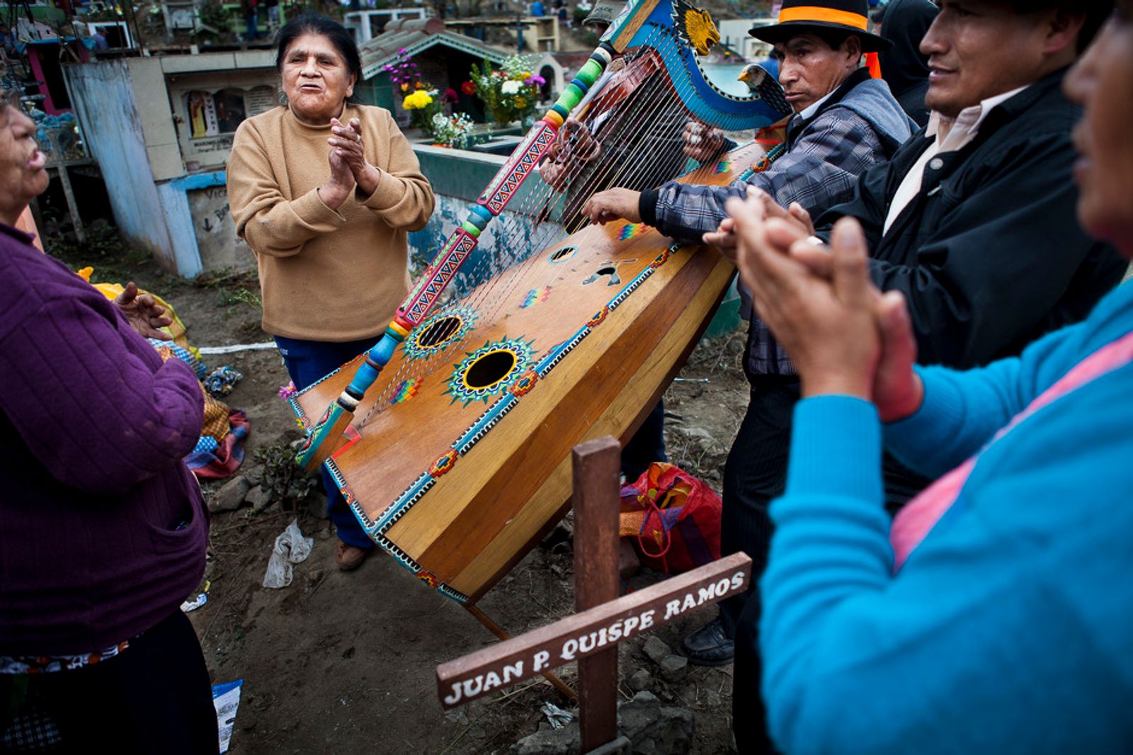 © Guillermo Gutierrez - Family dancing and singing around their relative´s grave.