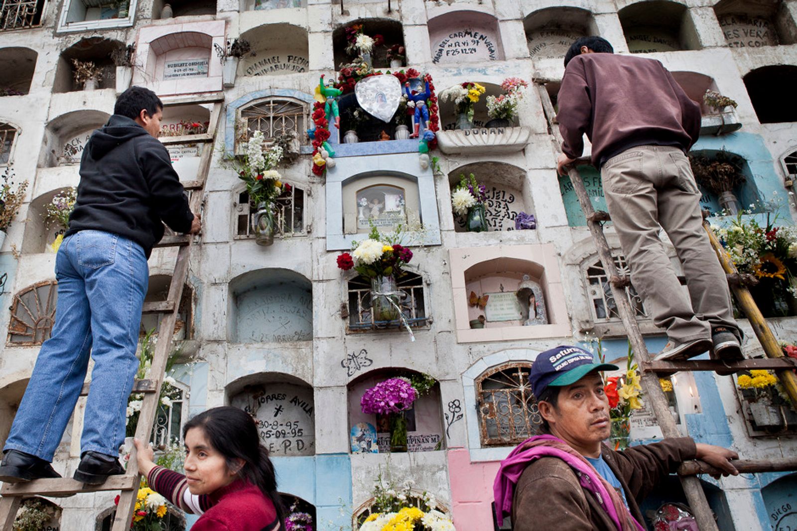 © Guillermo Gutierrez - People decorate the graves of their relatives using flowers and and small presents.
