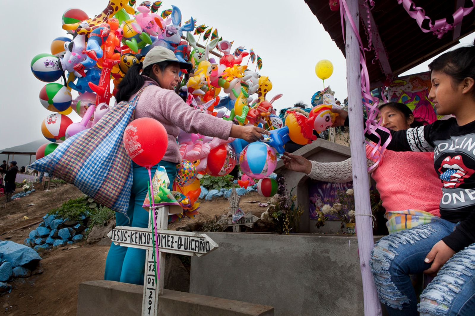 © Guillermo Gutierrez - Women selling plastic toys for kids around the cemetery.