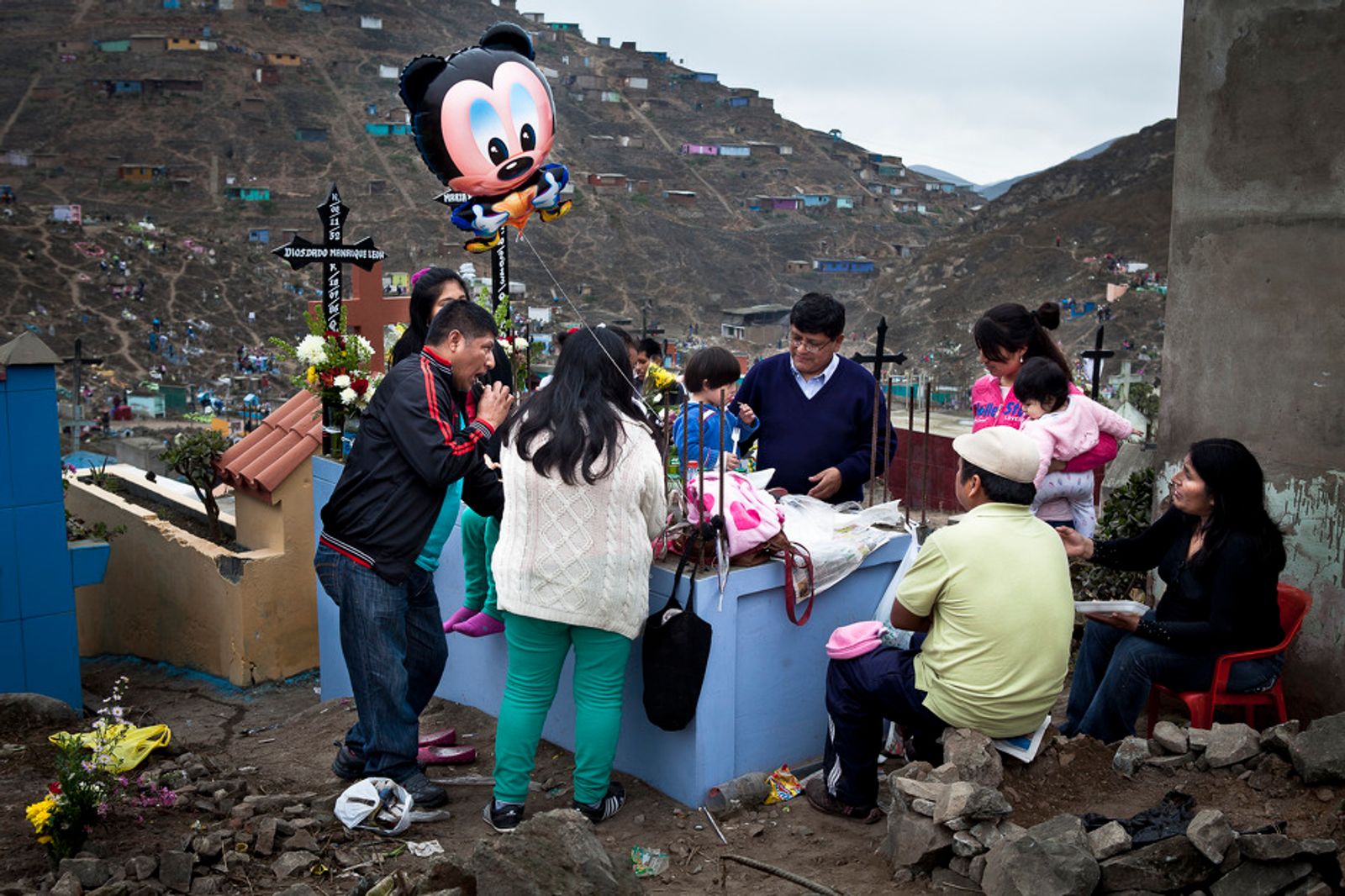 © Guillermo Gutierrez - Families spend all the day near the grave of their relativies. Eating, drinking, singing and dancing.