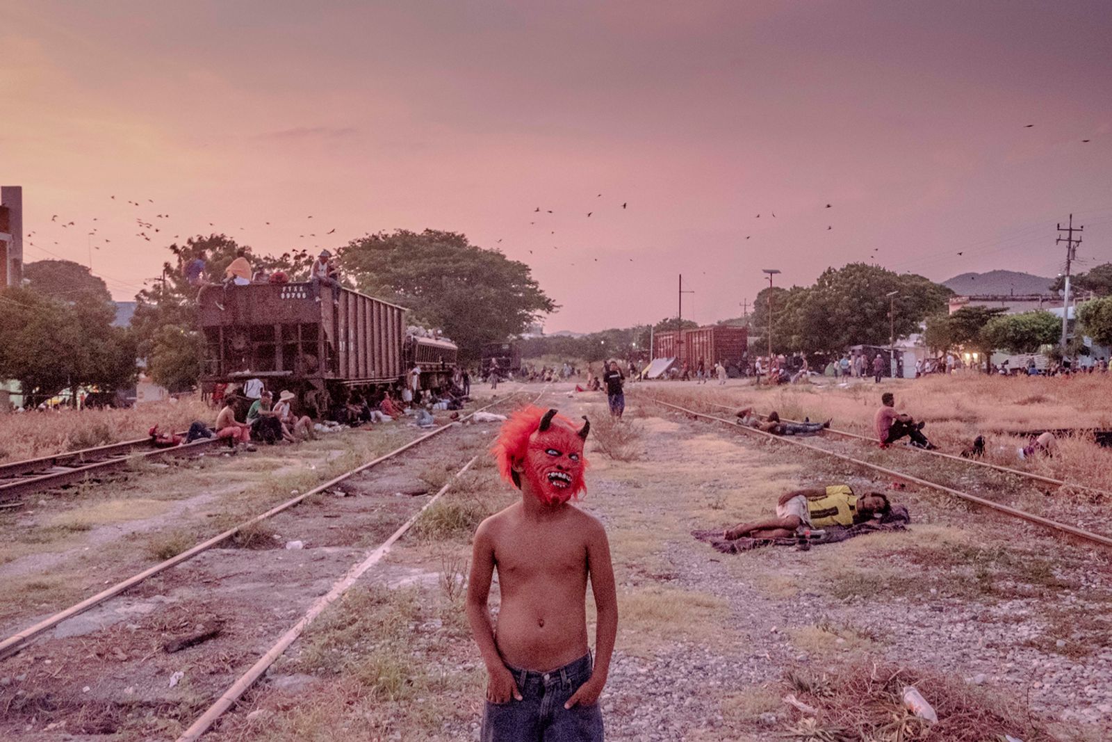 © Fred Ramos - A Honduran child plays near train tracks in Arriaga, Chiapas, in southern Mexico, October 2018. Fred Ramos