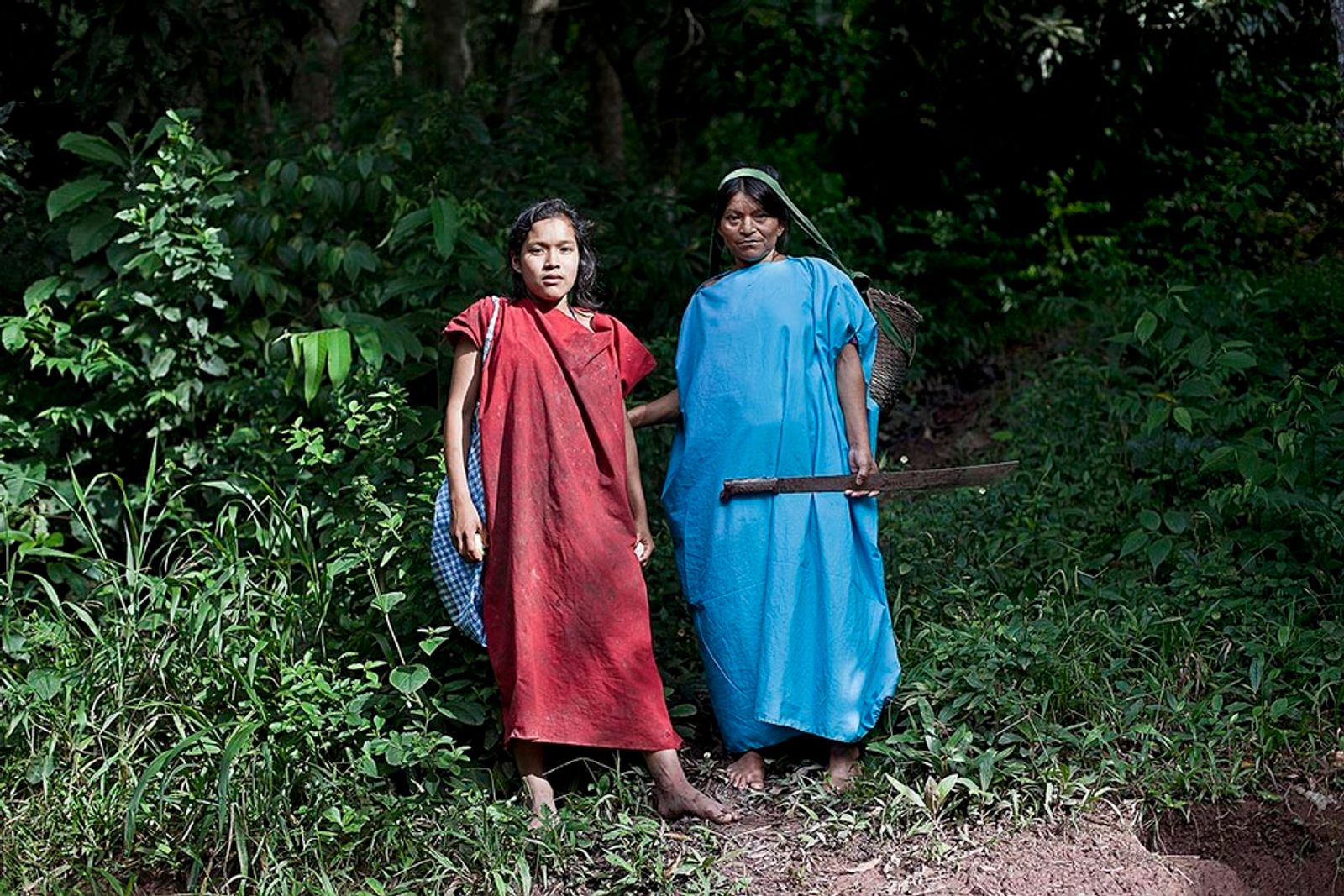 © Marta Moreiras - Eva and her aunt Airontsi are about to get lost in the jungle in search of wood for cooking.