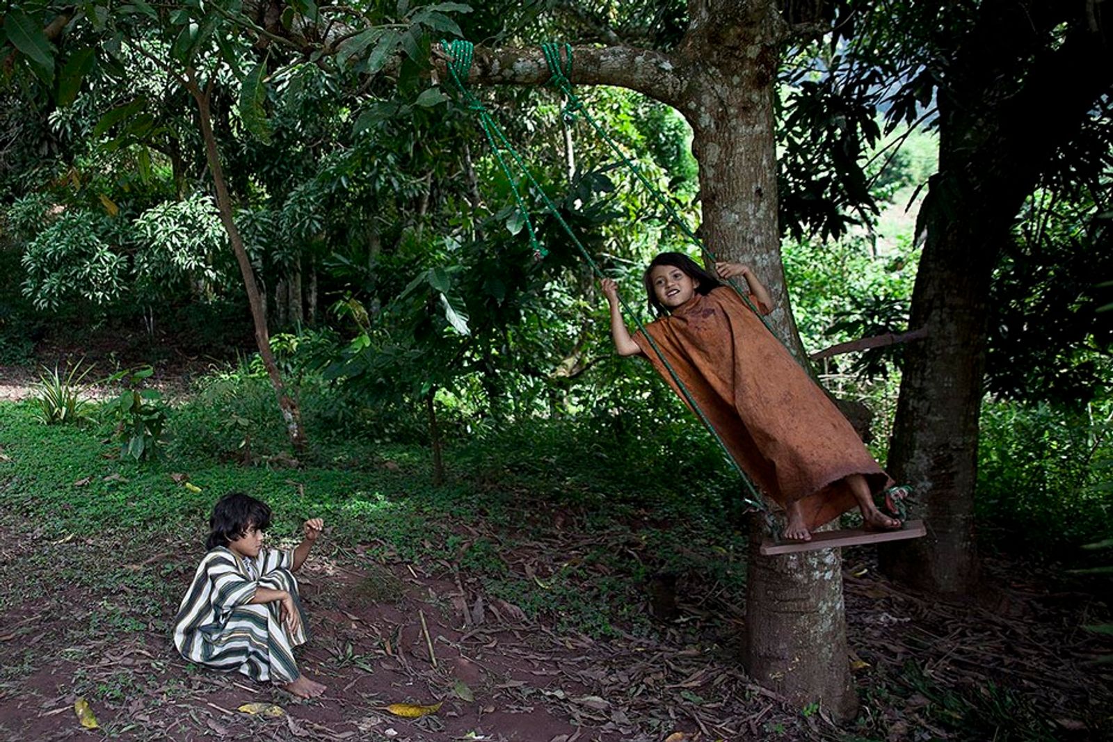 © Marta Moreiras - Ana Sha and her brother Koakiti play and enjoy their spare time after school.