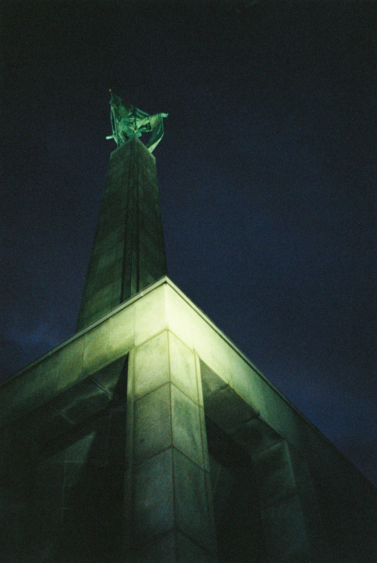 © Deanna Pizzitelli - Slavin, I, 2024, C-Print from 35 mm Negative © Deanna Pizzitelli / Courtesy of Stephen Bulger Gallery