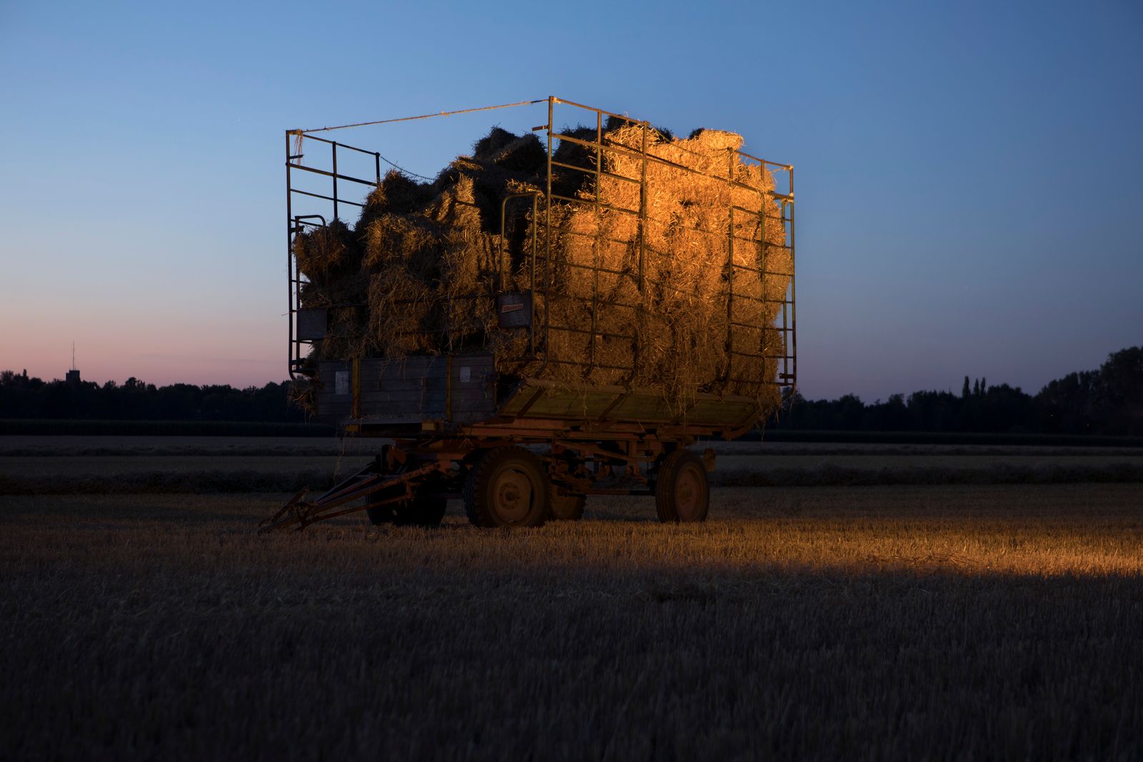 © Lara Wilde - Fetching thatch form the fields in the evening. The wagon later caught fire because it was standing in the sun.