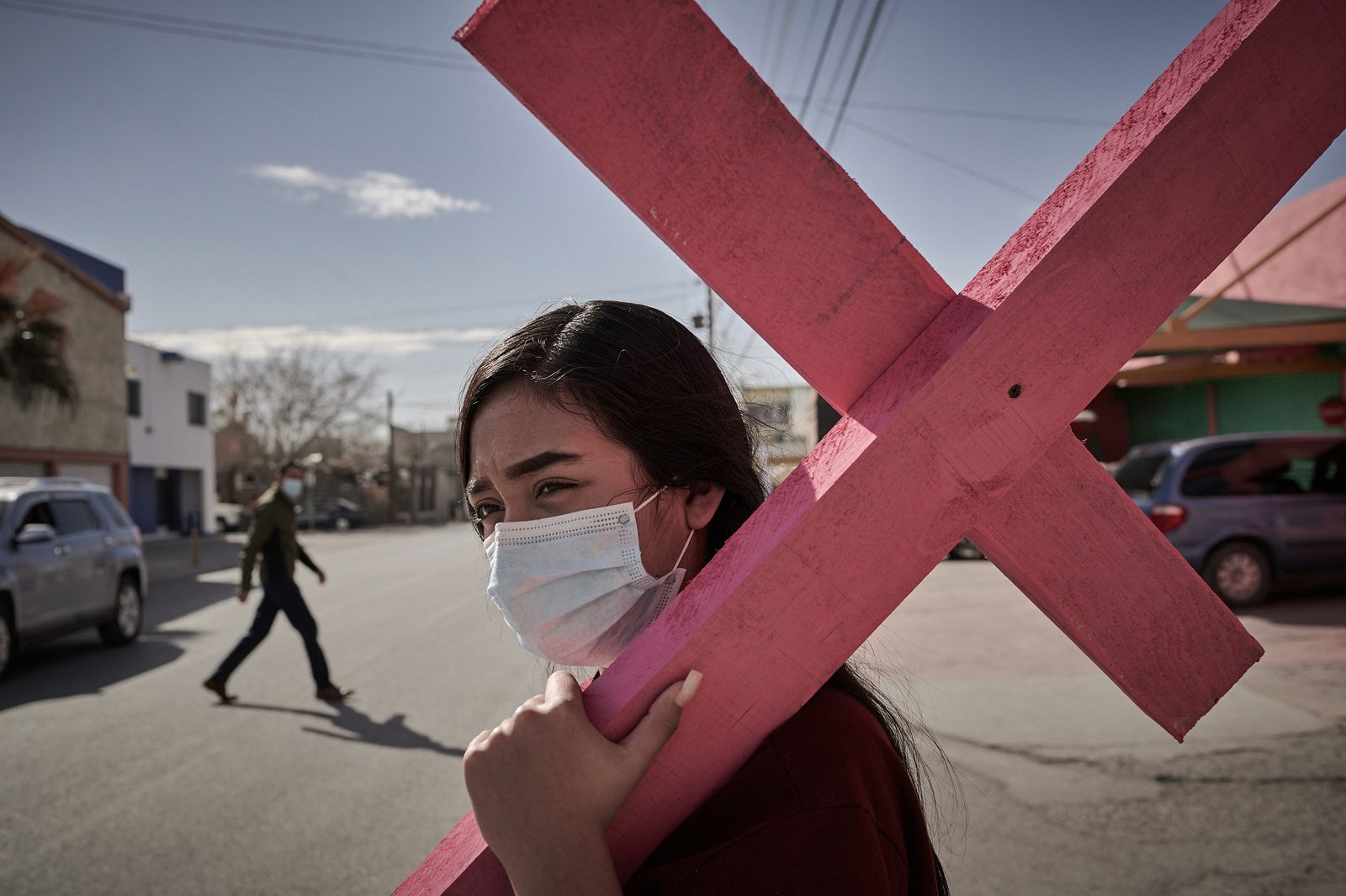 © Elipe mahé - Mariana, 13 years old, wears the pink cross symbolic of feminicides. Ciudad Juarez, Chihuahua , March 03, 2021