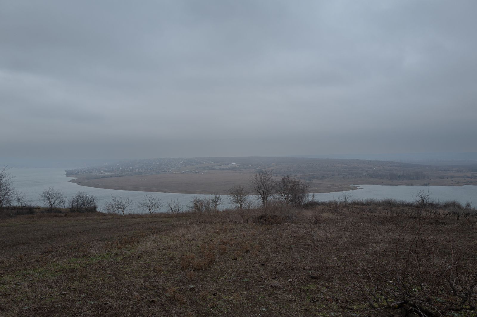 © Maurizio Gjivovich - Burnings / Transnistrian security zone - view across the Dniester River towards the Town of Molovata Novà
