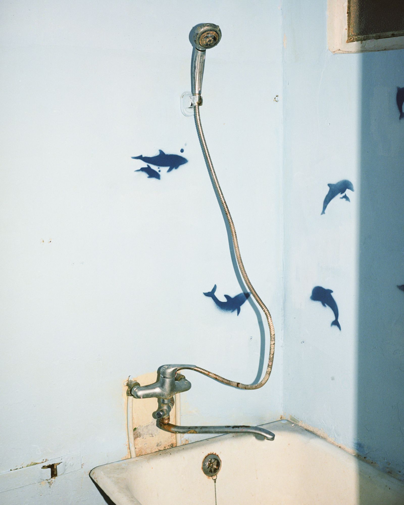 © Jan Jurczak - Alina’s shower, Avdiivka, Donetsk suburbs, December 2017