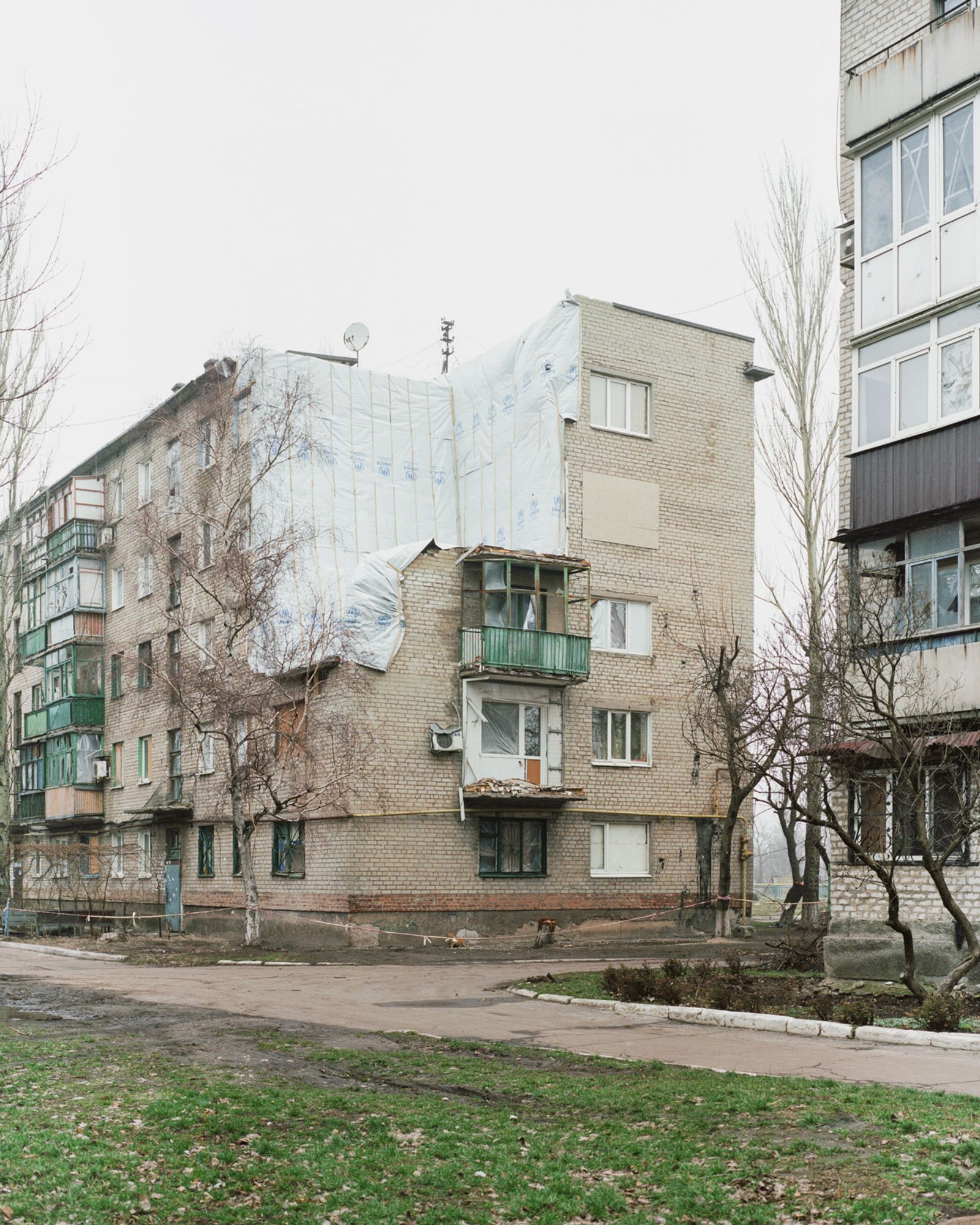 © Jan Jurczak - Inhabited block of flats damaged by artillery fire, Avdiivka, Donetsk suburbs, December 2017