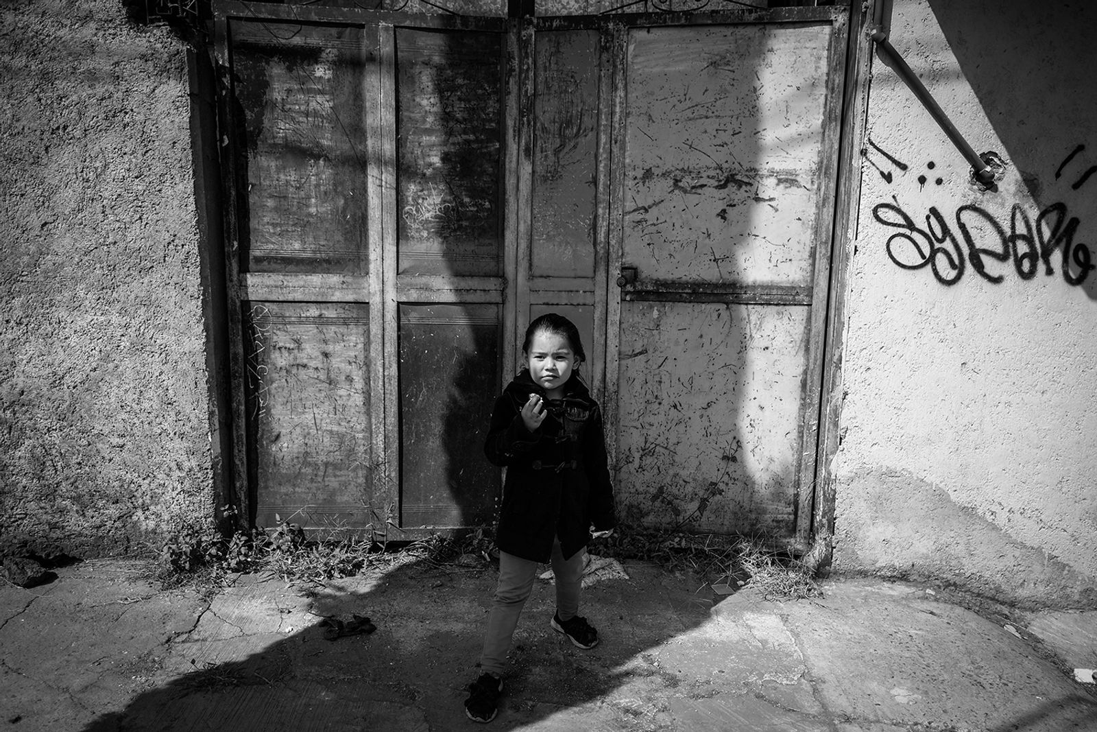 © Greta Rico - Nicole at 5. Portrait of Nicole in the streets of the neighborhood where they live since mid-2019 south of Mexico City.