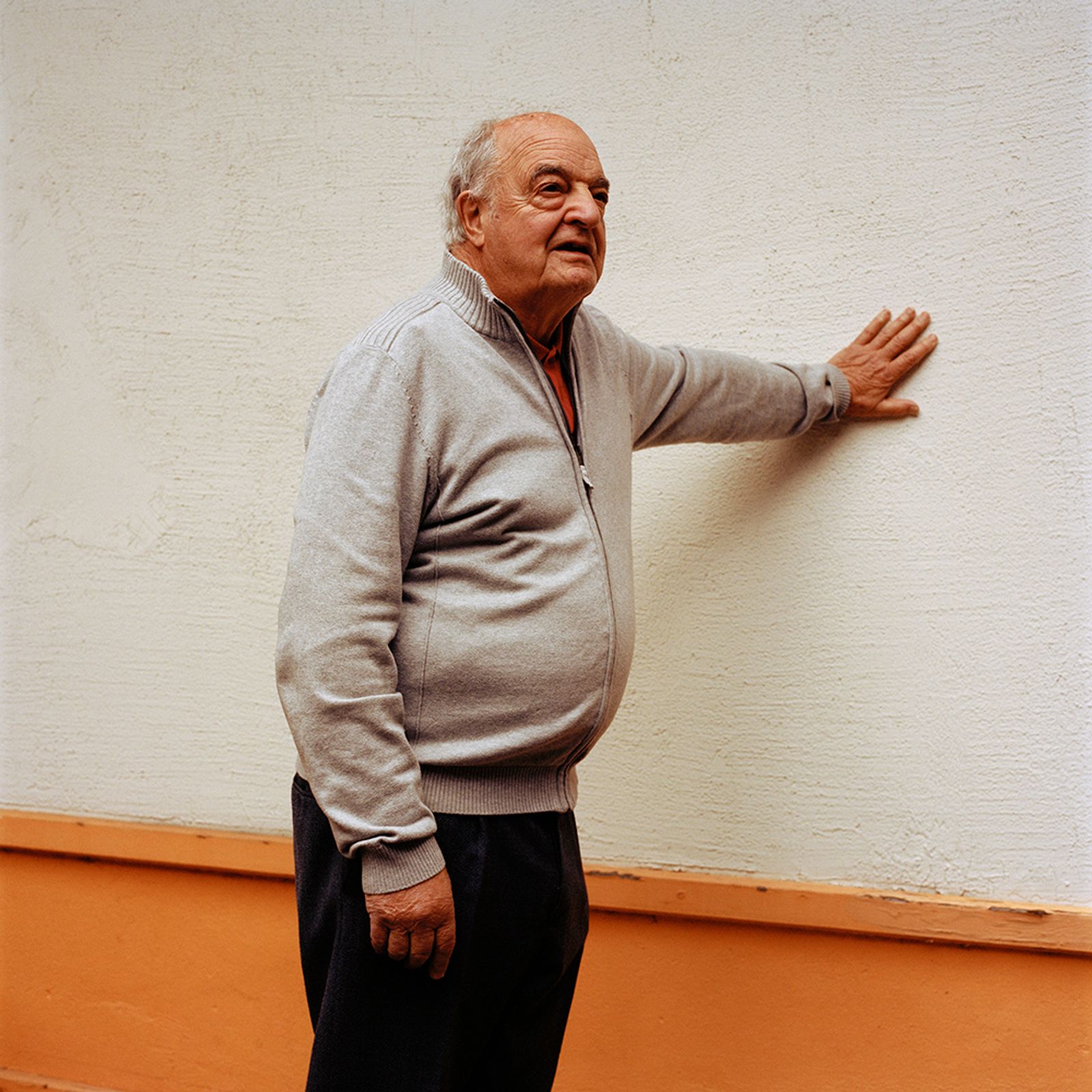 © Sandrine Lagnaz - André Tschérig, appuyé contre le mur de Gondo. André Tschérig, leaning against the wall of Gondo.