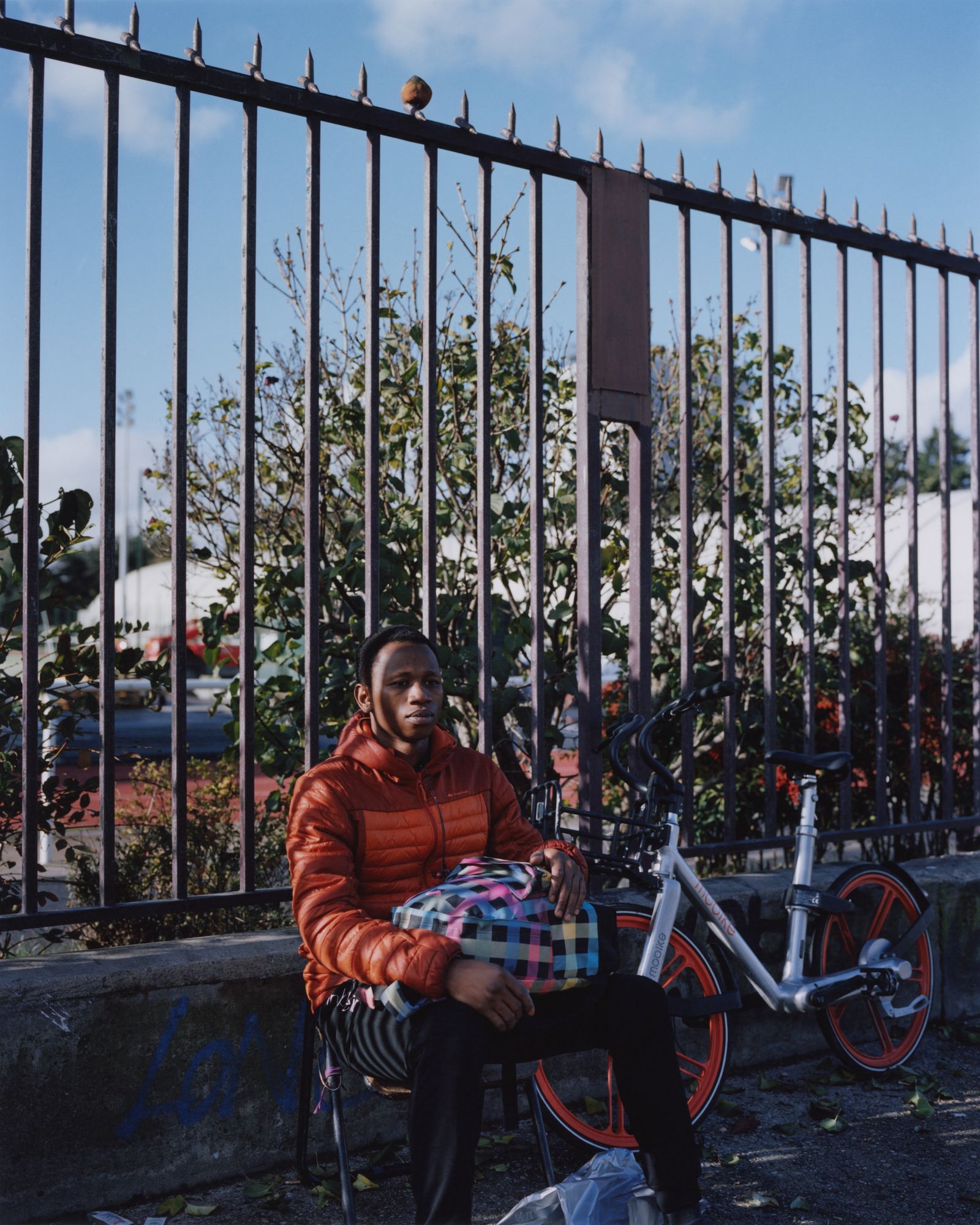 © Alexandre Silberman - Moussa taking a pause after a shopping session // Porte de Clignancourt // November 2019