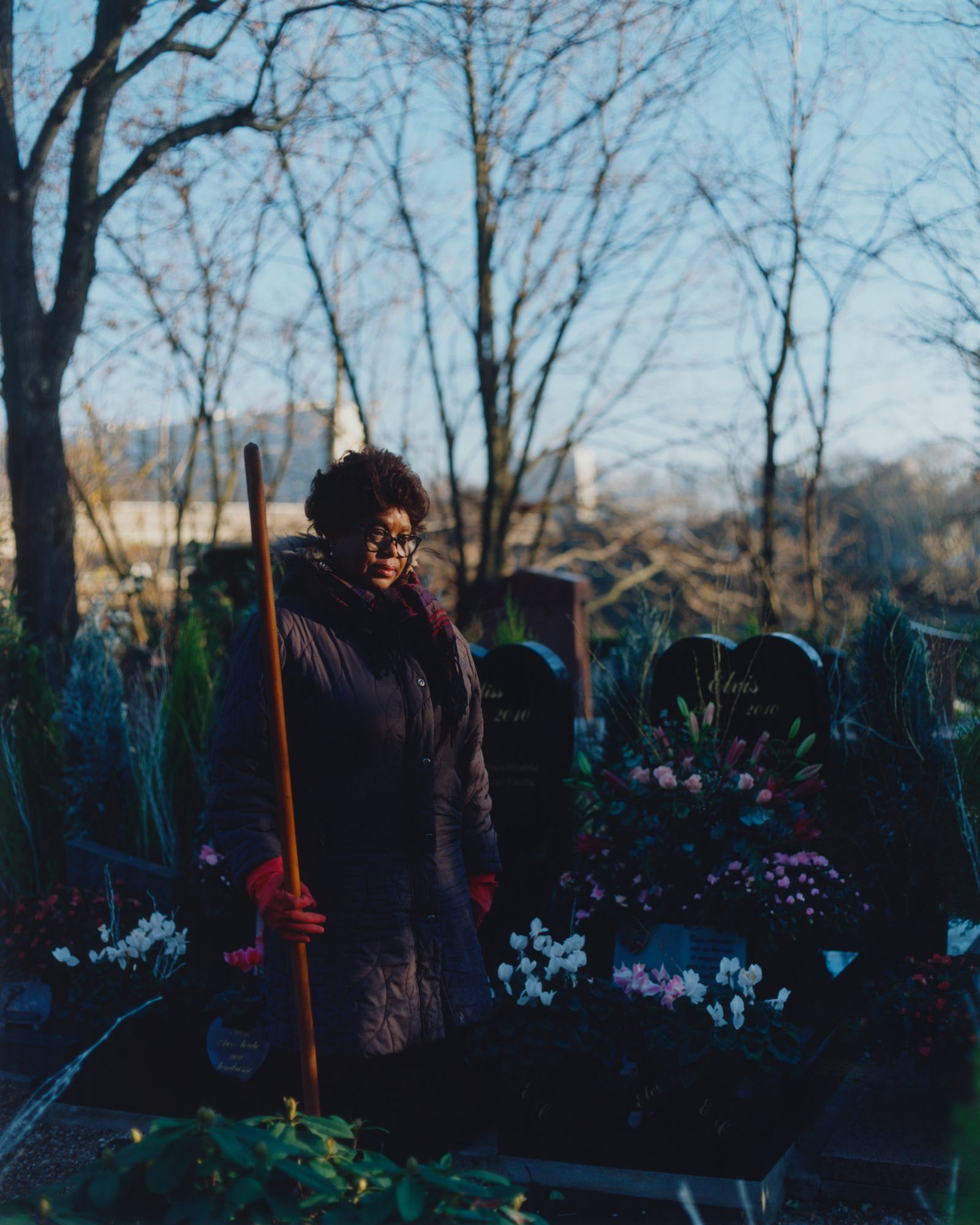 © Alexandre Silberman - Maurillia in front of the graves of her two dogs : Miss and Elvis