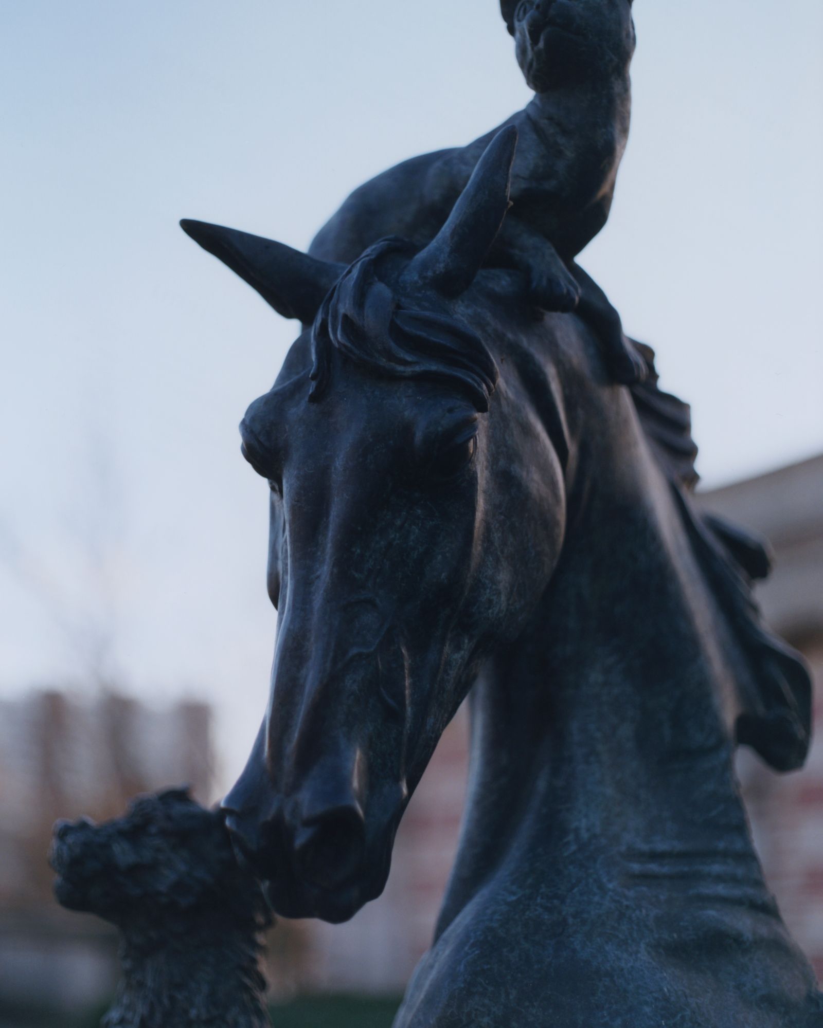 © Alexandre Silberman - Detail of the sculpture by Arnaud Kasper, entitled ALTER EGO, and realized in 2019 at the entrance of the cemetery