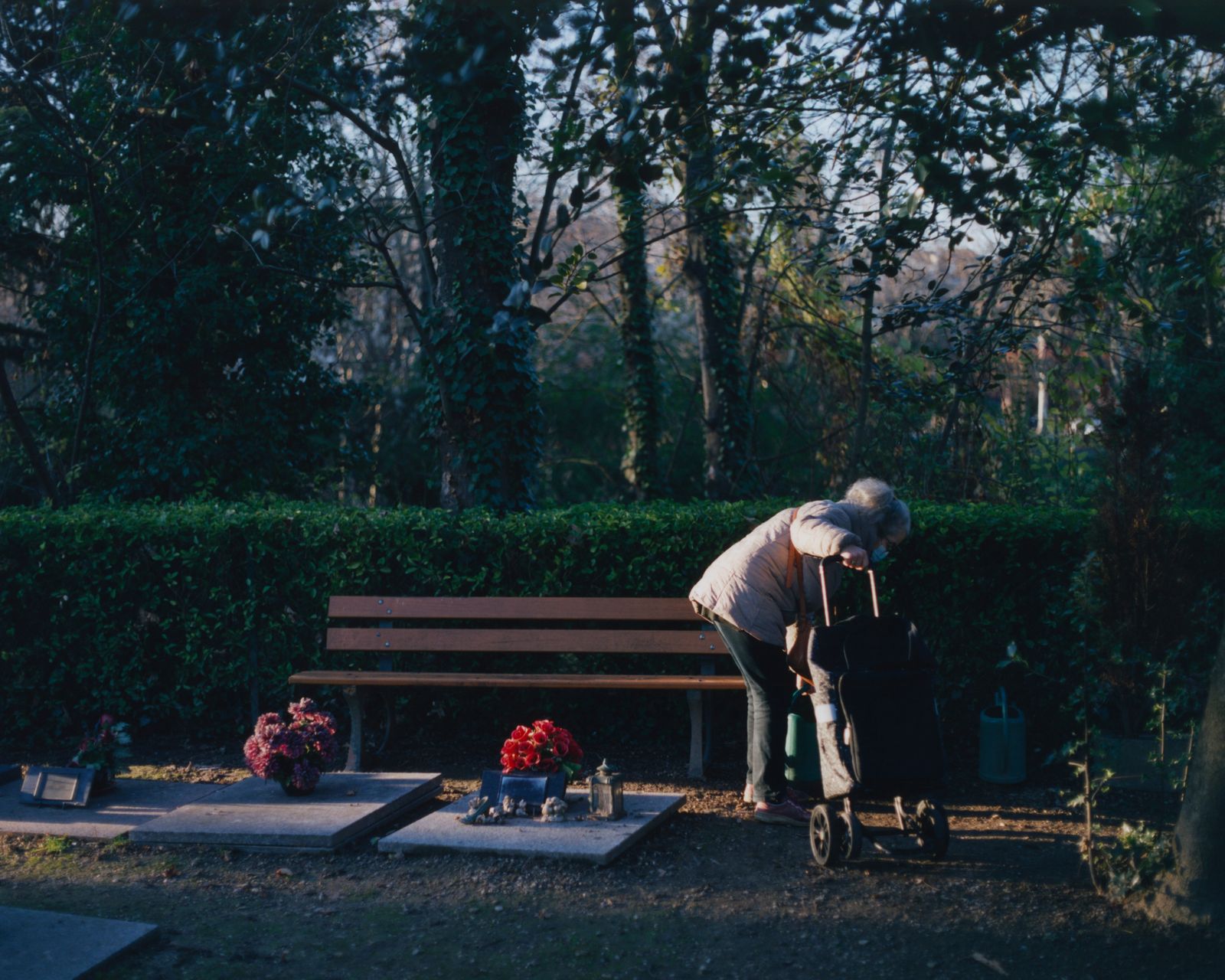 © Alexandre Silberman - One of the few benches in the cemetery, behind the grave of Frimousse (Little Face)