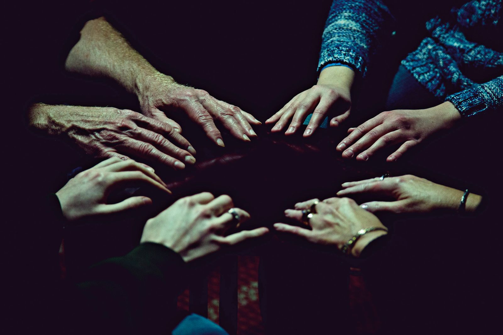 © Shannon Taggart - Image from the SÉANCE photography project