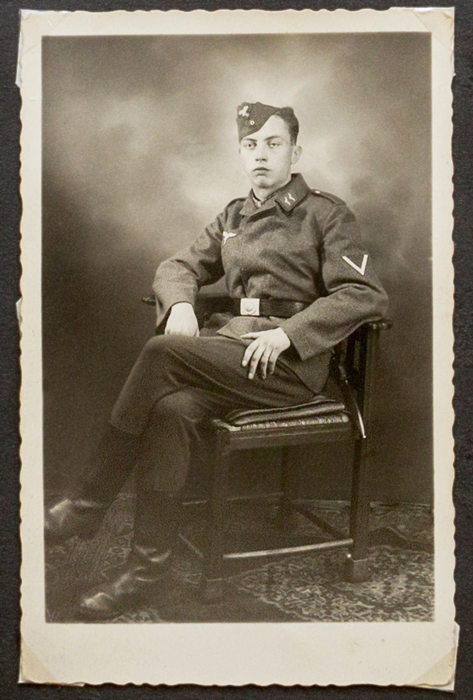 © Angeniet Berkers - Paul-Erik’s father at the age of 21 in his Luftwaffe uniform.