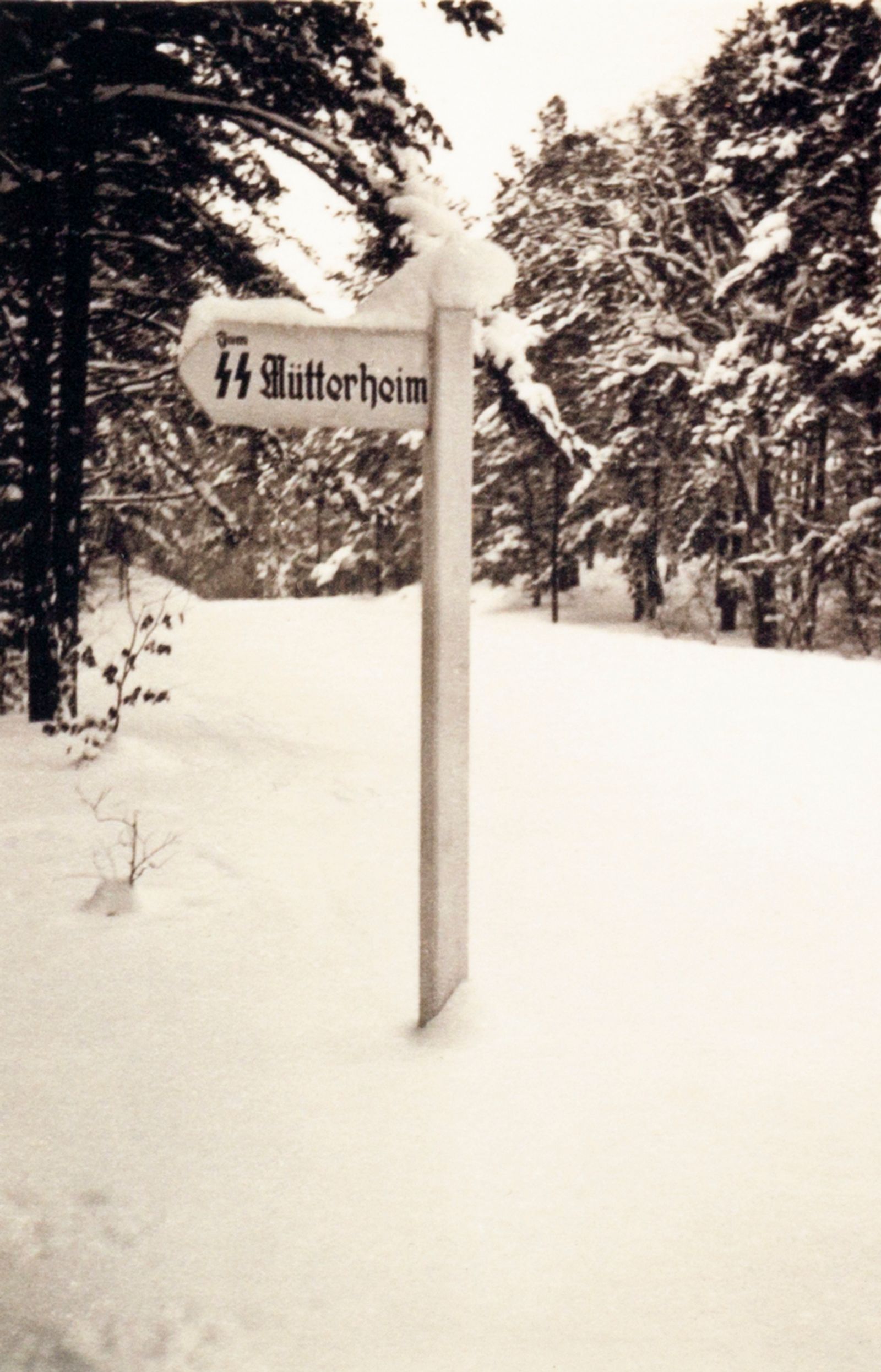 © Angeniet Berkers - A signpost pointing the way to a nearby Lebensborn home. It is unknown which home this signpost points to.