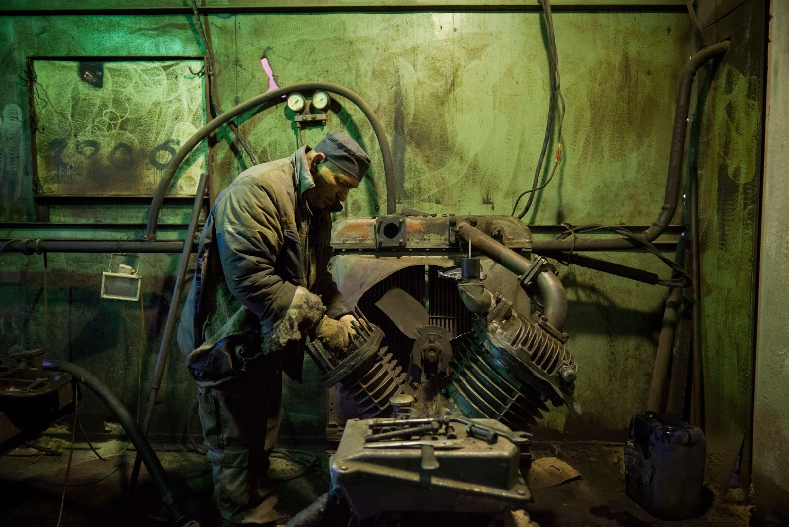 © Pierpaolo Mittica - Pavel while repairing an engine