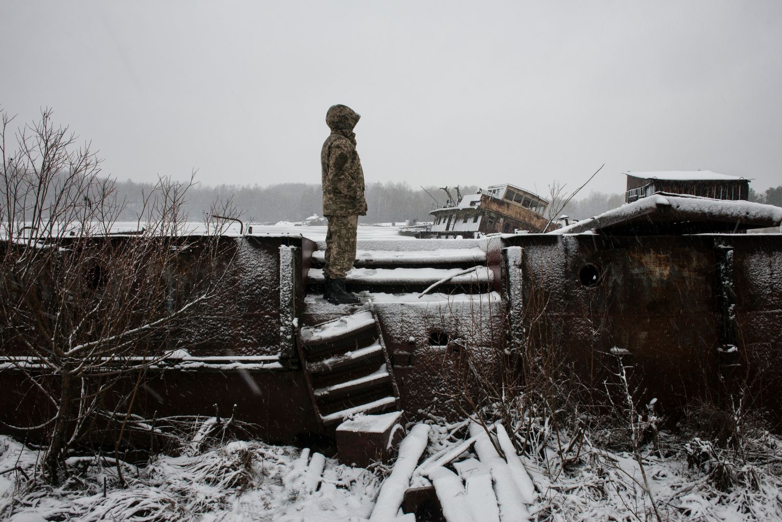 © Pierpaolo Mittica - in search of scrap metals in the Chernobyl river port