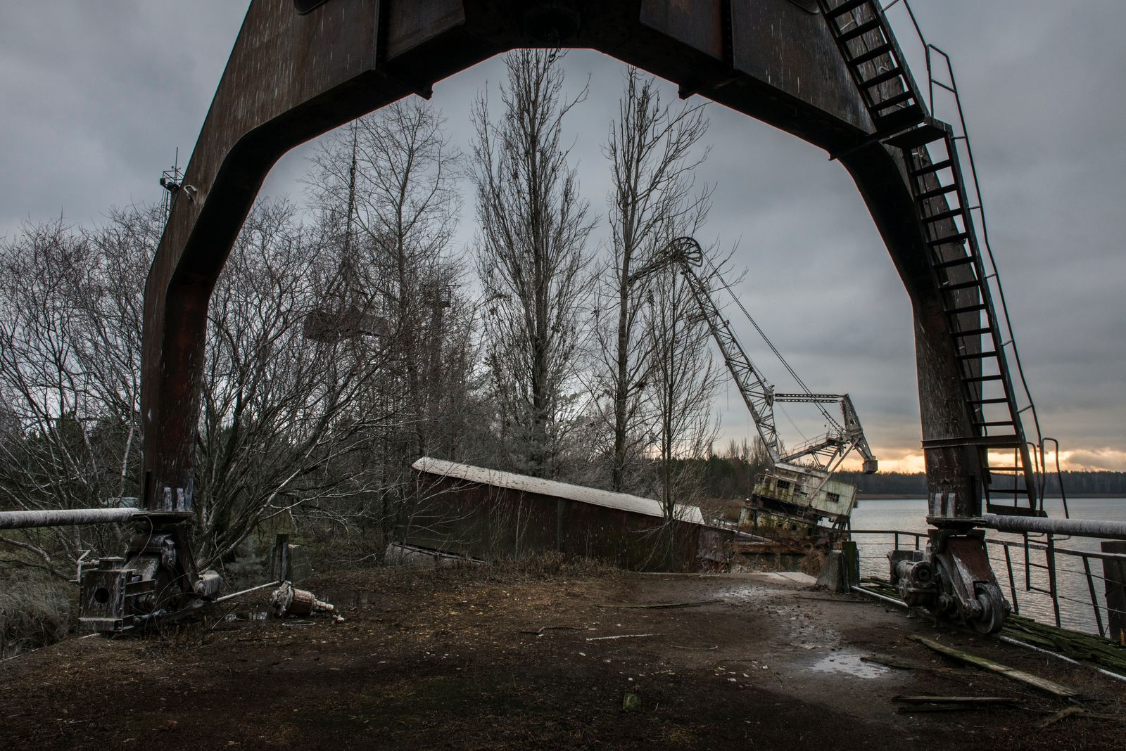 © Pierpaolo Mittica - Abandoned cranes in the Chernobyl river port