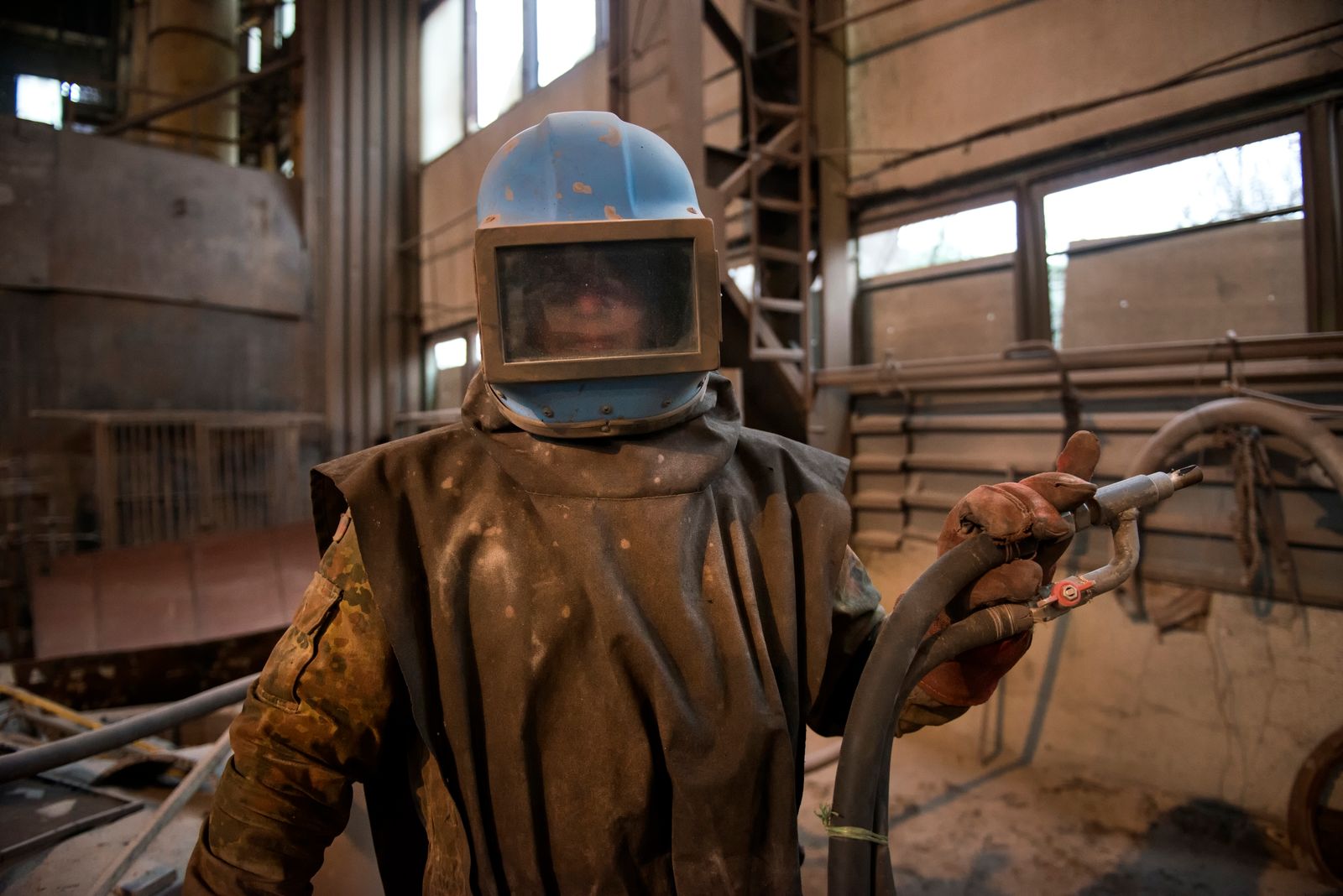 © Pierpaolo Mittica - the suit to protect the worker during the scrap metal sandblasting