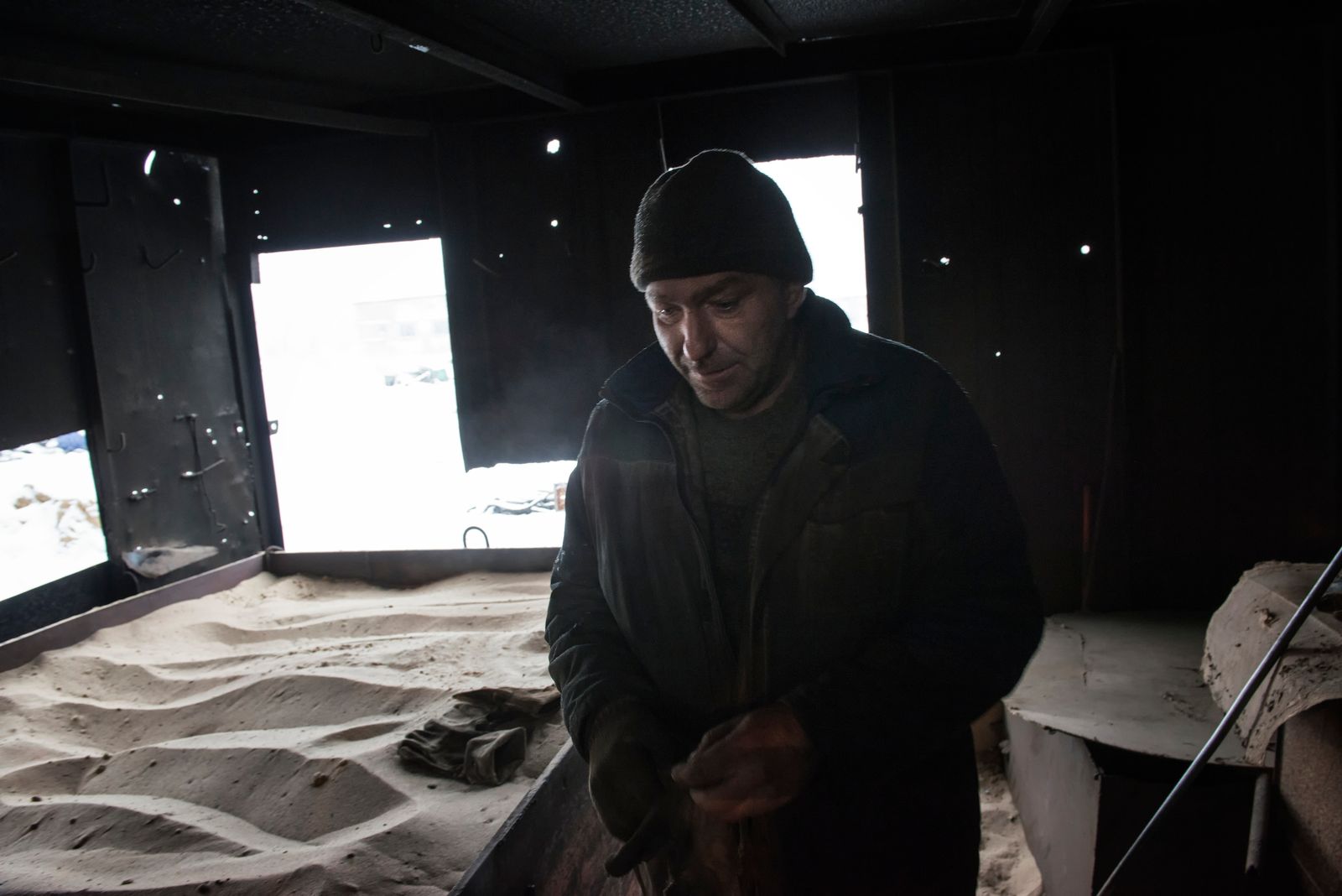 © Pierpaolo Mittica - Pavel while preparing the sand for the sandblasting