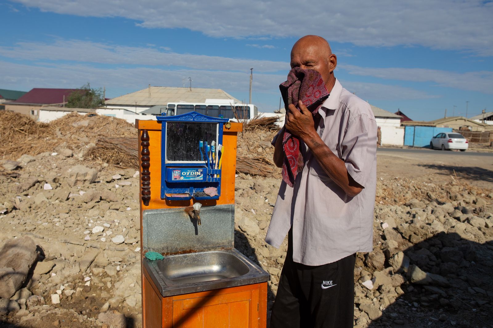 © Iulia Galushina - Moynak resident is washing his face on the street on the ruins of his old home. Moynaq, Uzbekistan.