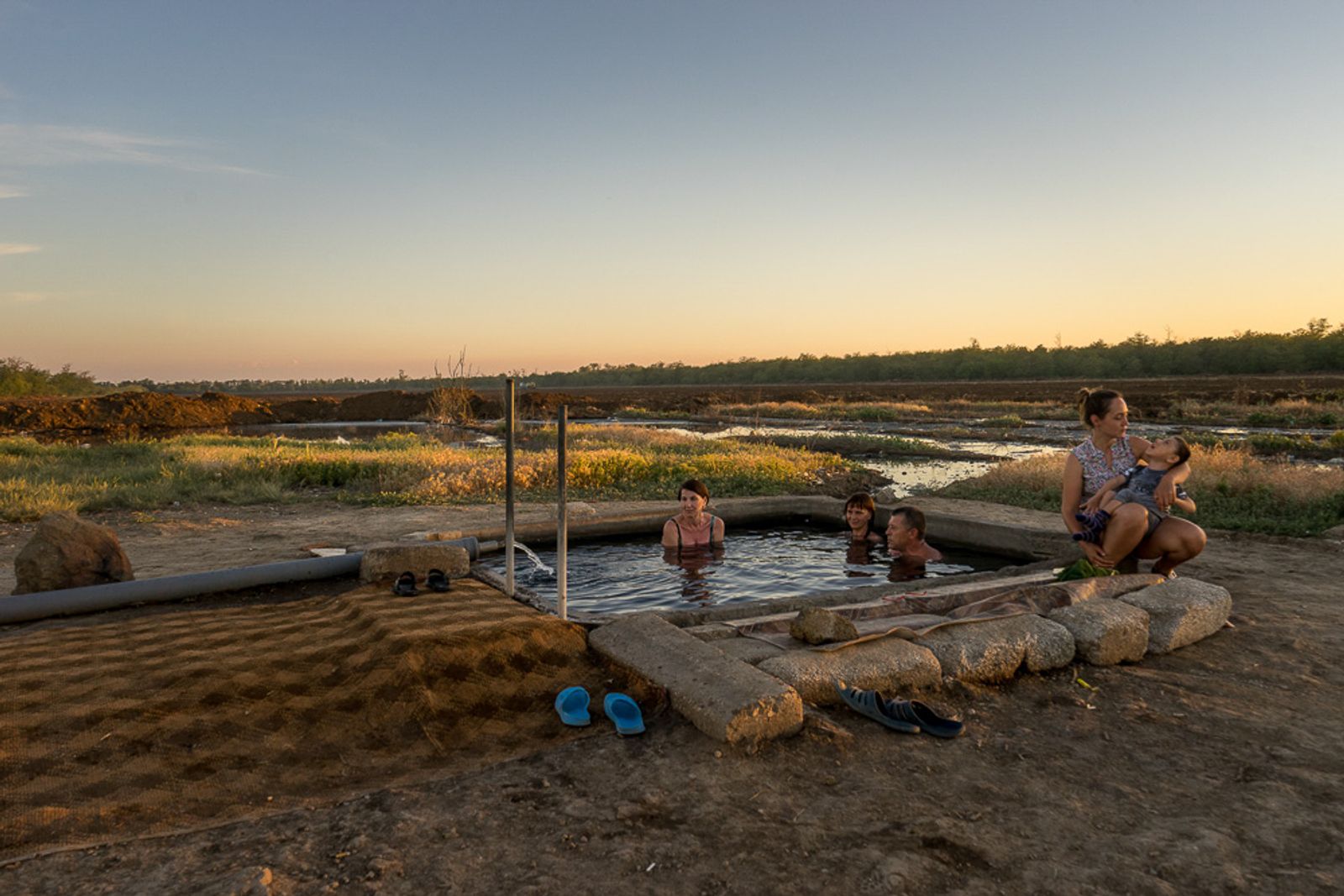 © Stanislava Novgorodtseva - Locals take baths in a sulfur source. Dzhankoy district, Novaya zhizn' village
