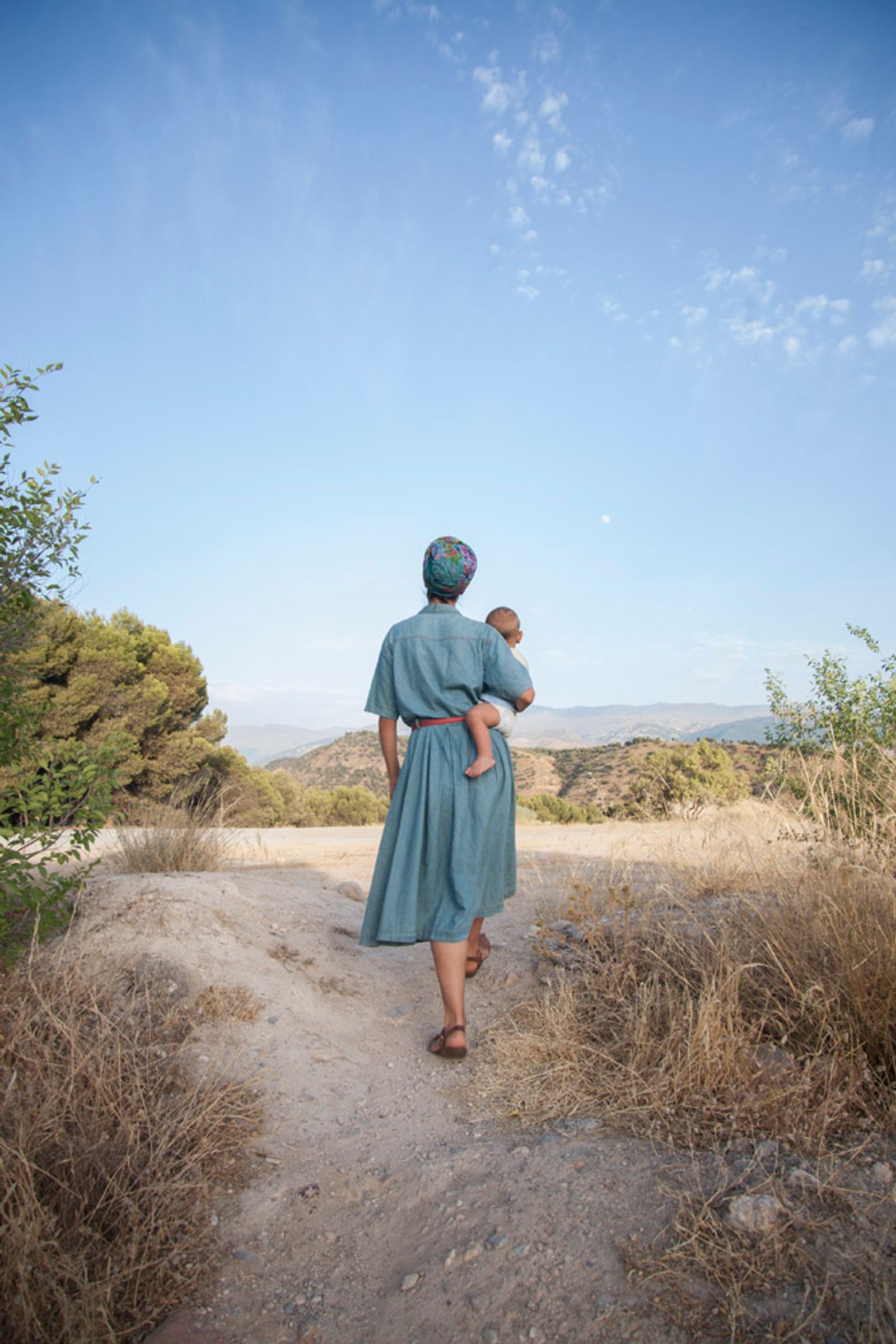 © Chiara Ferronato - Farah goes for a walk with her son on a hill overlooking Granada.