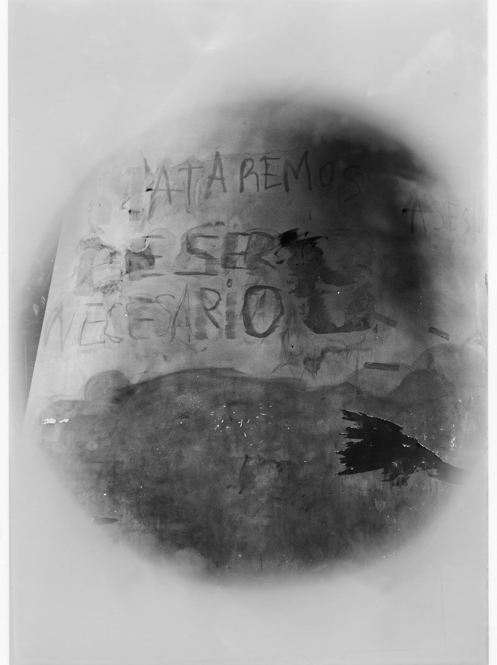 © Lisa Gervassi - Graffitti found on the sculpture Puerta 1808 of Manuel Felguérez: "we will kill if necessary".