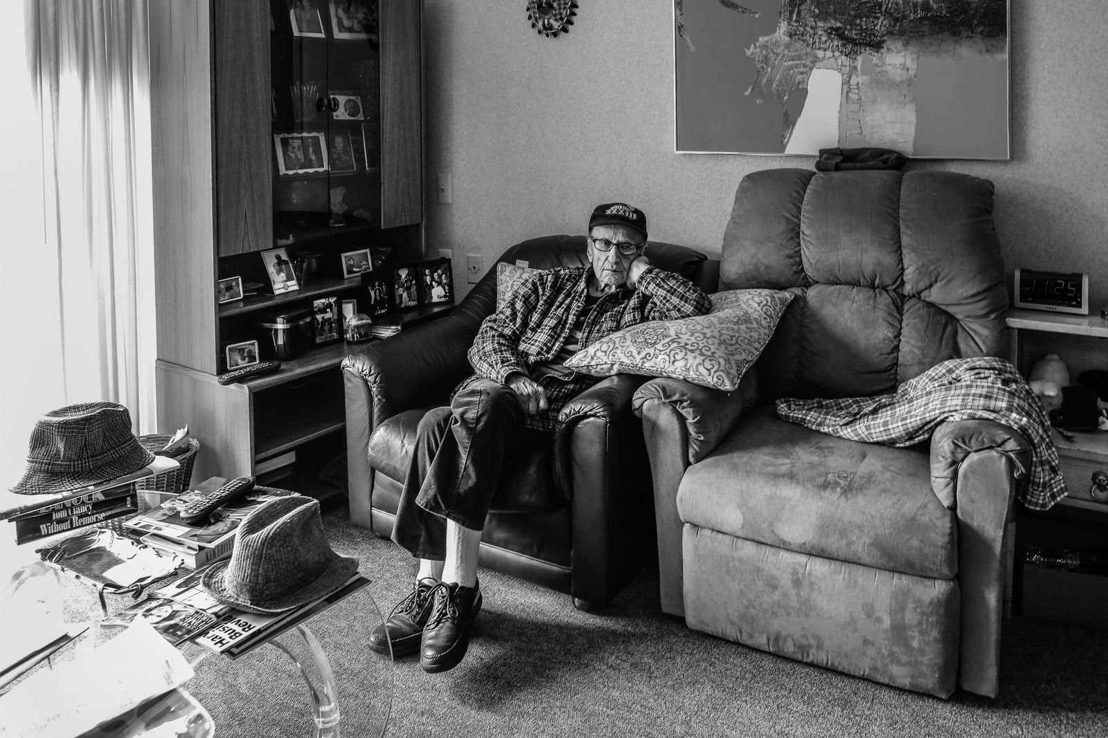 © JANICE MILHEM - Sandy at his home, a one bedroom apartment in a Jewish senior center.