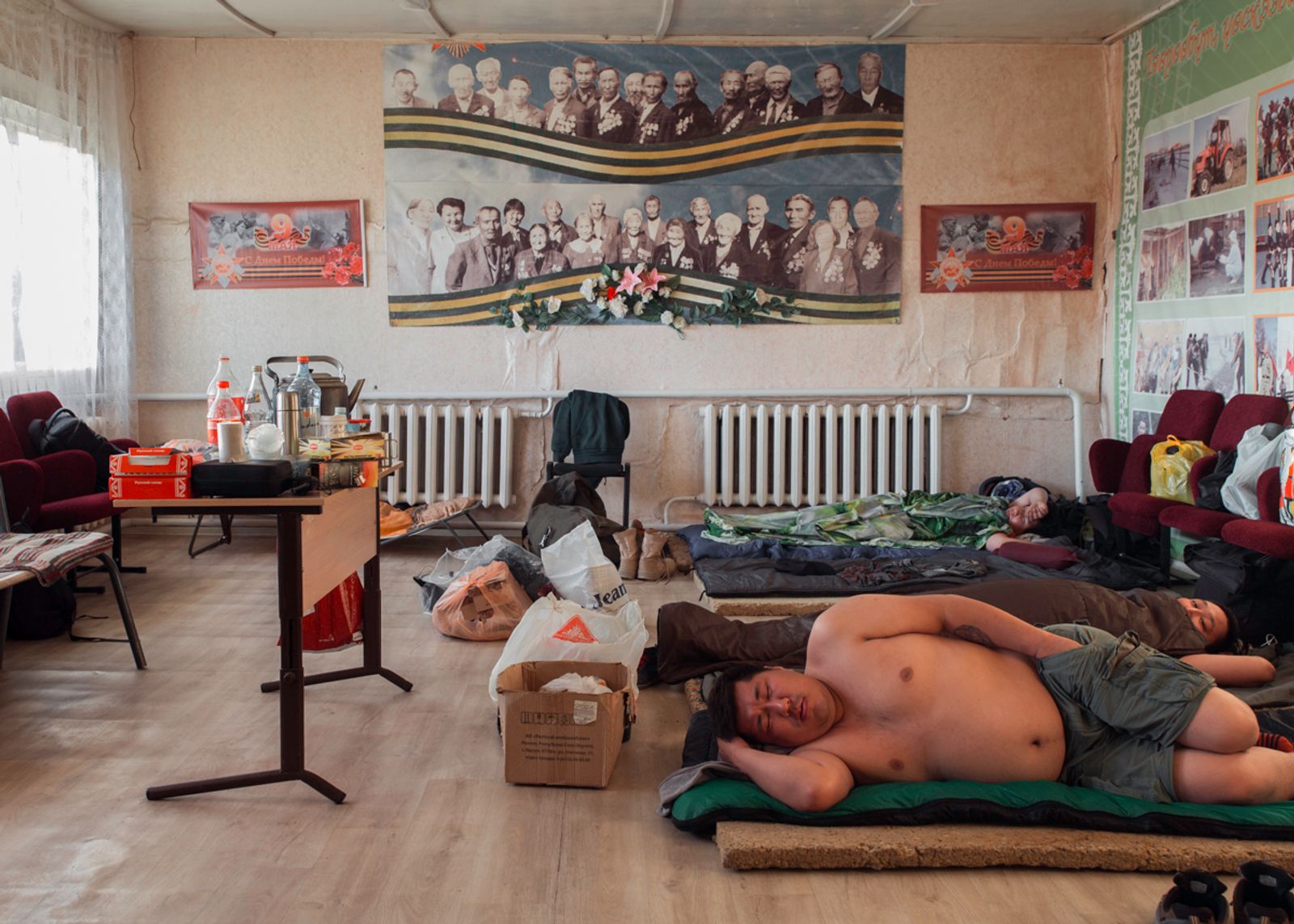 © Alexey Vasilyev - The crew is resting after a shift at the base, in the building of the club Magaras village, Gornyi ulus.