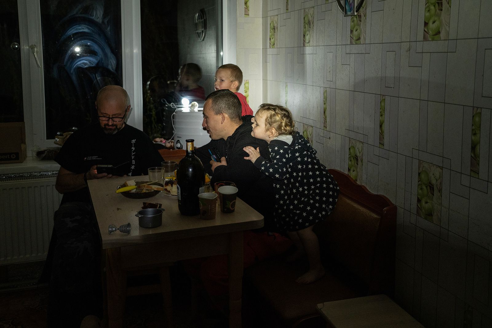 © Małgorzata Smieszek - Unexpected power outages confuse life. Despite this, people try to live normally.
