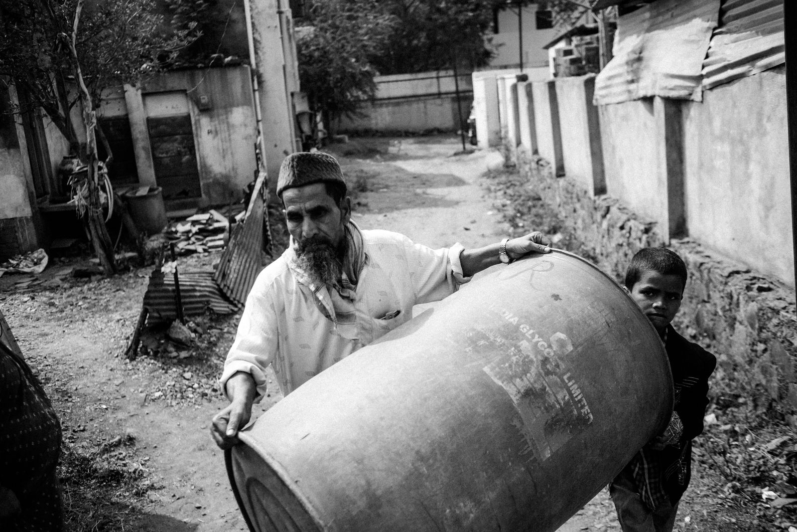 © Harsha Vadlamani - A man carries a water drum to the tanker in Latur city, Maharashtra. March 27, 2016.
